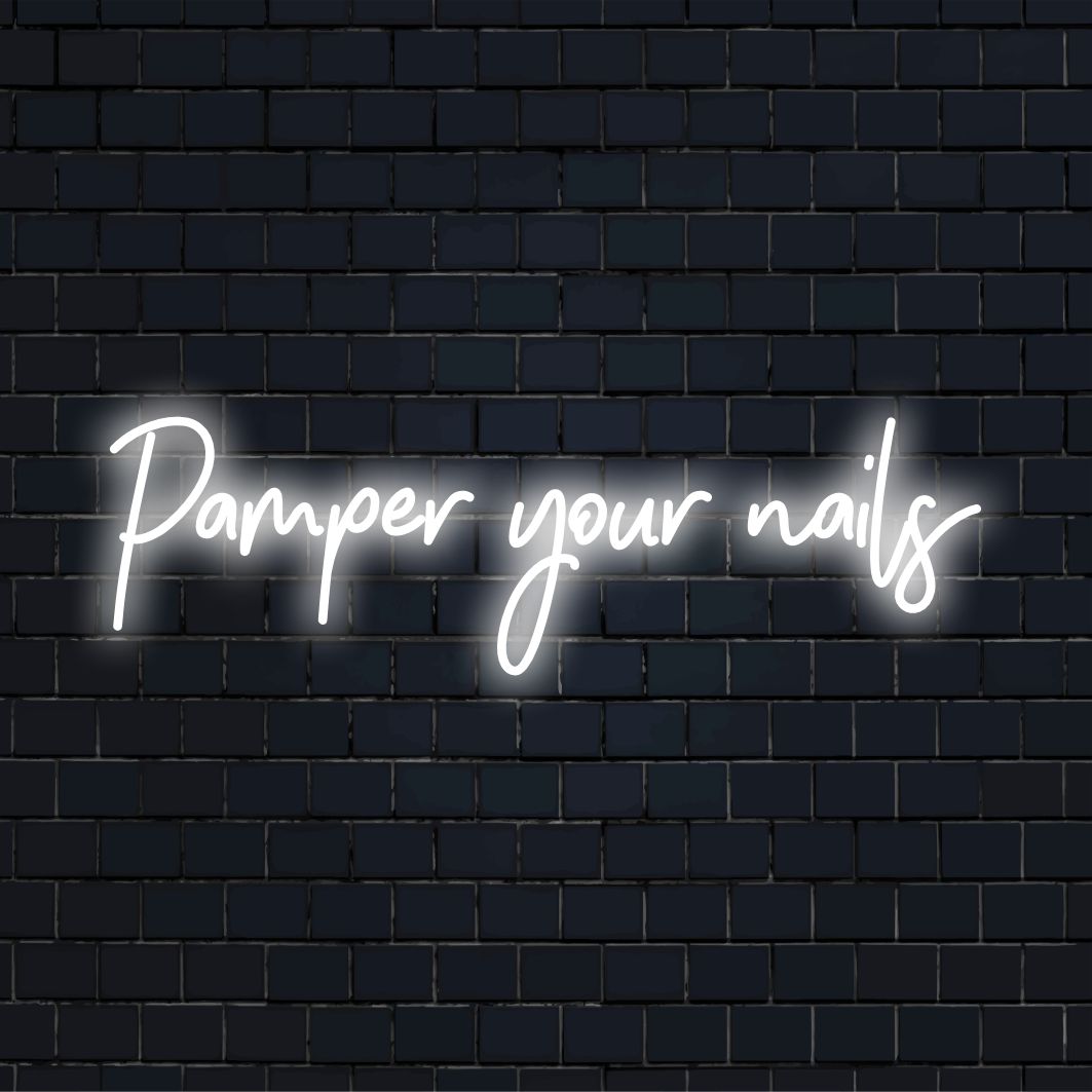 Gepersonaliseerd LED-neonbord met de tekst Pamper Your Nails, ideaal als gepersonaliseerde neondecoratie of wanddecoratie voor in de salon.