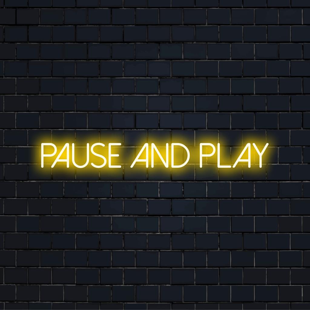 Gepersonaliseerde LED-neon wanddecoratie met de tekst Pause And Play, ideaal om een levendige en persoonlijke ruimte te creëren.
