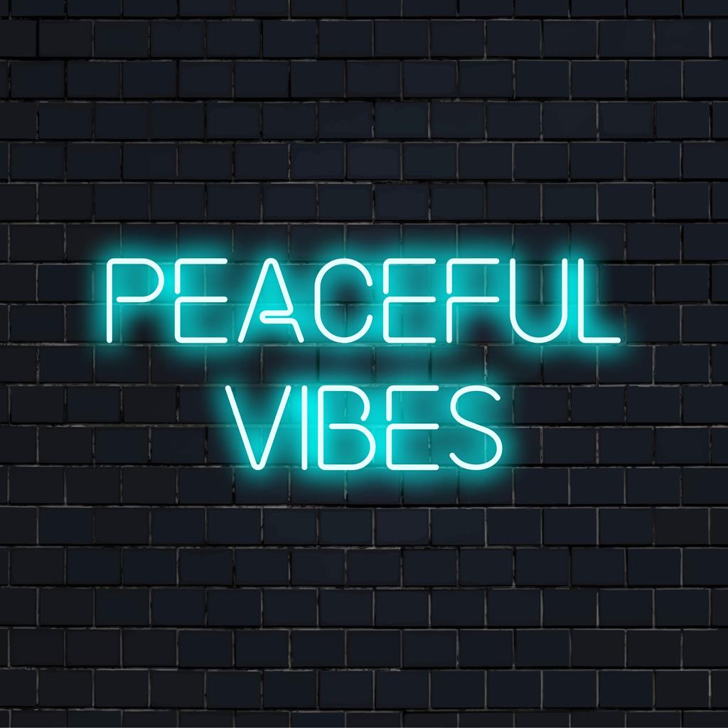 Levendig, op maat gemaakt LED-neonbord met de tekst Peaceful Vibes, perfect om een serene sfeer aan elke ruimte toe te voegen met op maat gemaakte neonkunst.