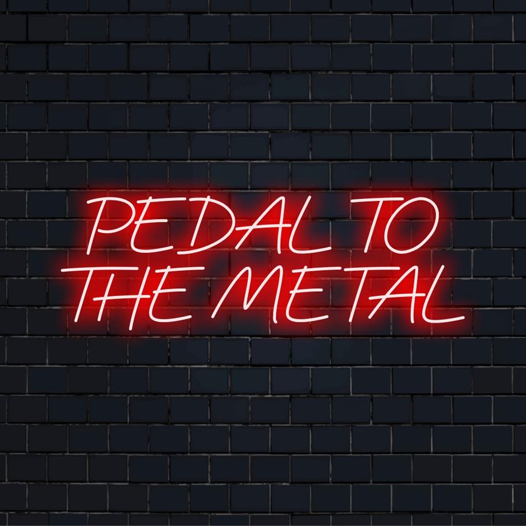 LED-neonbord met de tekst 'Pedal To The Metal' in opvallende letters; levendige wanddecoratie.