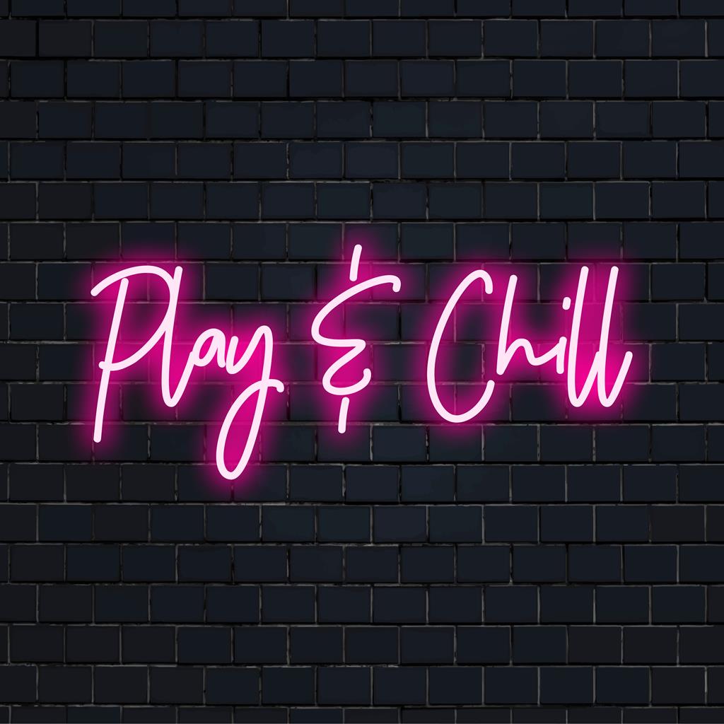 LED-neonbord met de tekst Play And Chill in een stijlvol lettertype, dat met zijn levendige neonverlichting een relaxte sfeer creëert.