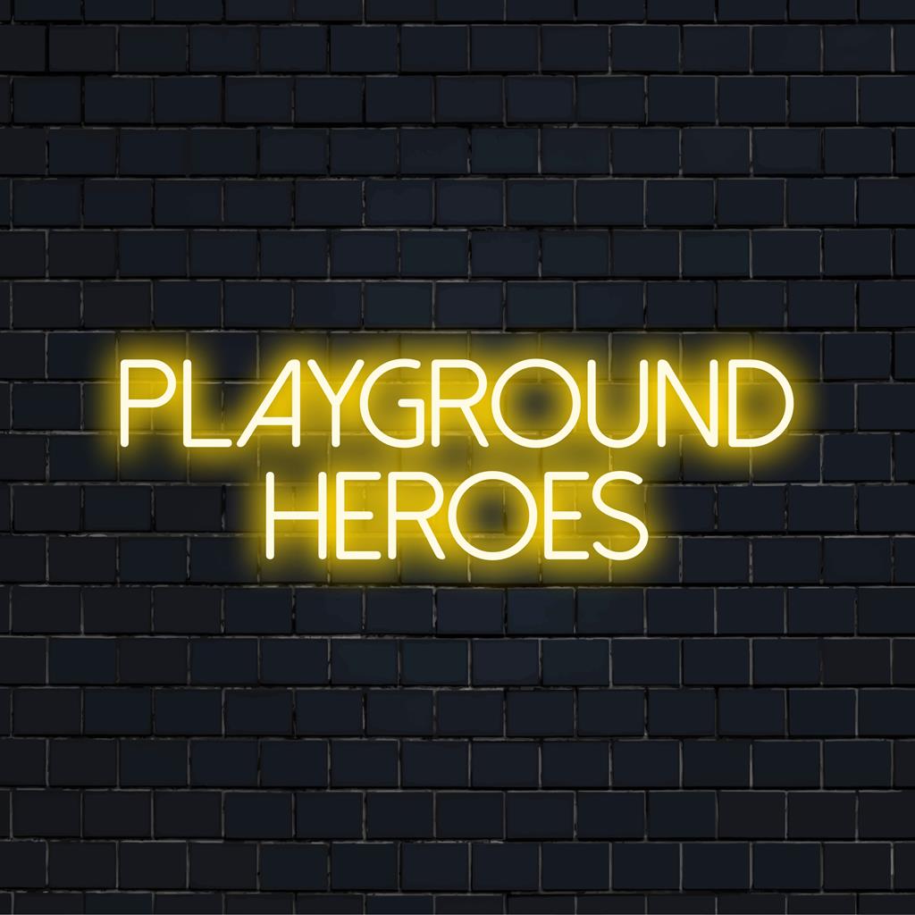 Aangepast LED-bord met de titel Playground Heroes, met gepersonaliseerde neondecoratie, perfect voor een levendige sfeer in de kamer.