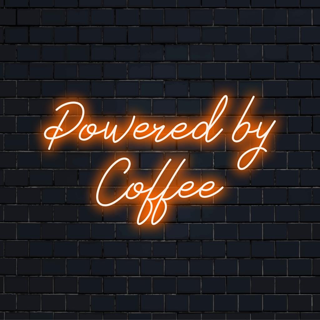 Een op maat gemaakt LED-neonbord met de tekst 'Powered By Coffee', ideaal voor de inrichting van een café of voor koffieliefhebbers, voegt een levendige toets toe aan elke ruimte.