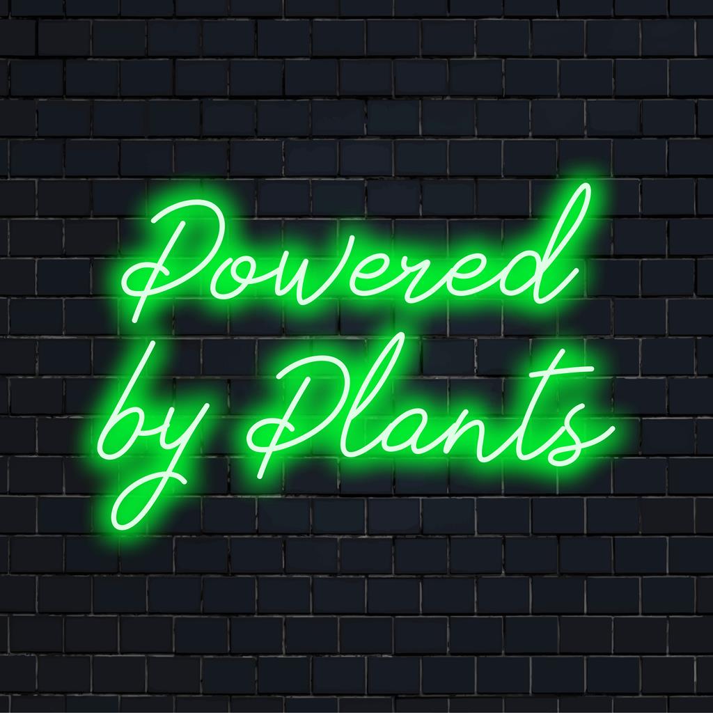 Op maat gemaakt LED-neonbord met de tekst Powered By Plants, perfect voor plantenliefhebbers en milieuvriendelijke neondecoraties.