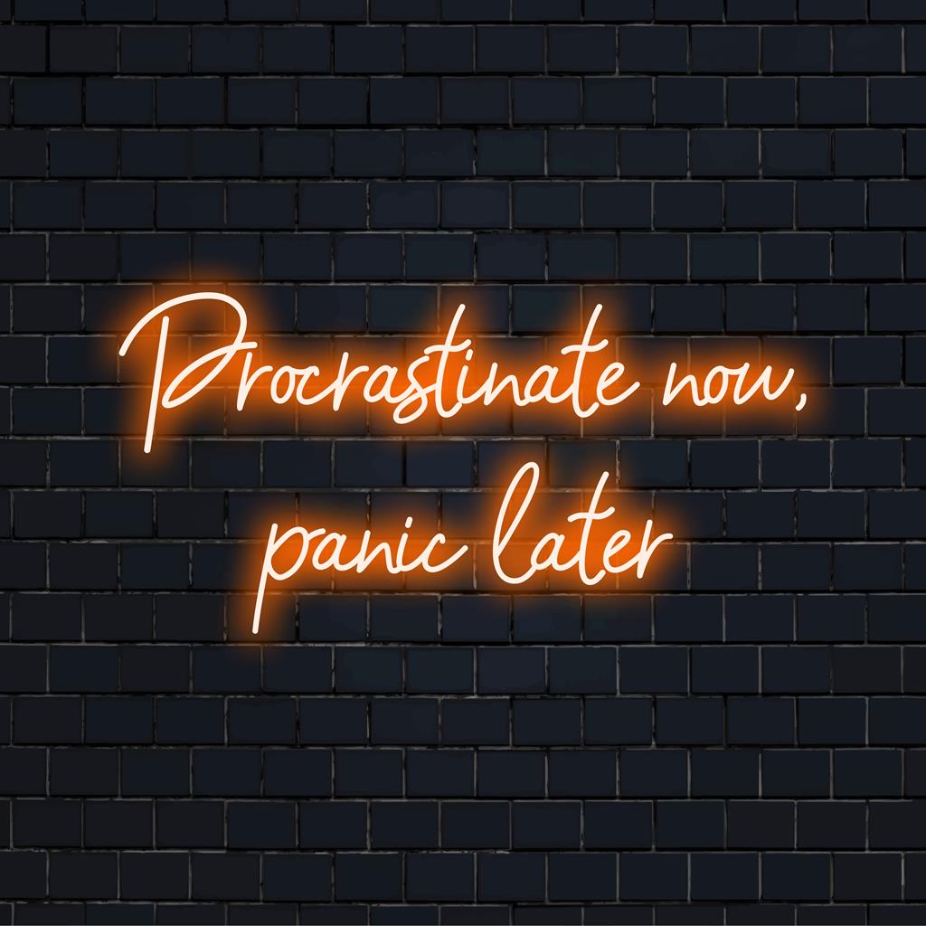 Op maat gemaakt LED-neonbord met de tekst 'Procrastinate Now, Panic Later' in levendige kleuren, perfect voor een opvallende neoninrichting.