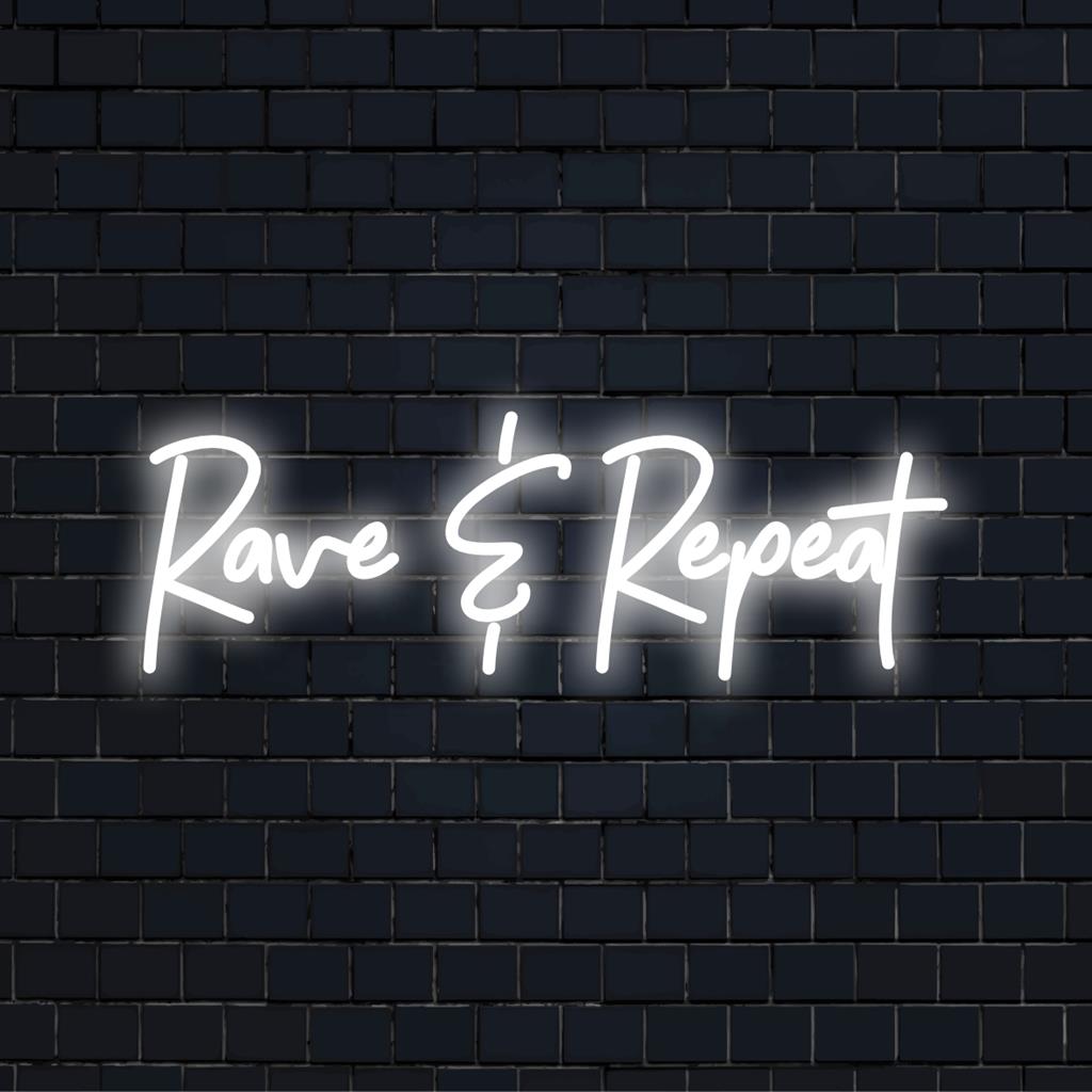 Levendig LED-neonbord met het motto Rave Repeat, perfect voor trendy ruimtes; ideaal als neonkunst en decoratie met quotes.