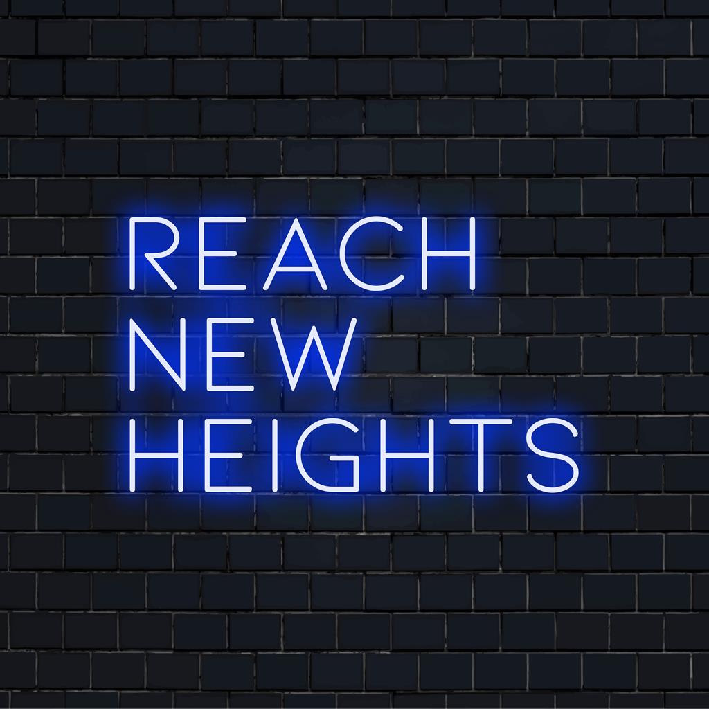 Op maat gemaakte LED-neonreclame met de tekst 'Reach New Heights' in levendige kleuren, perfect voor een inspirerende en stijlvolle inrichting.