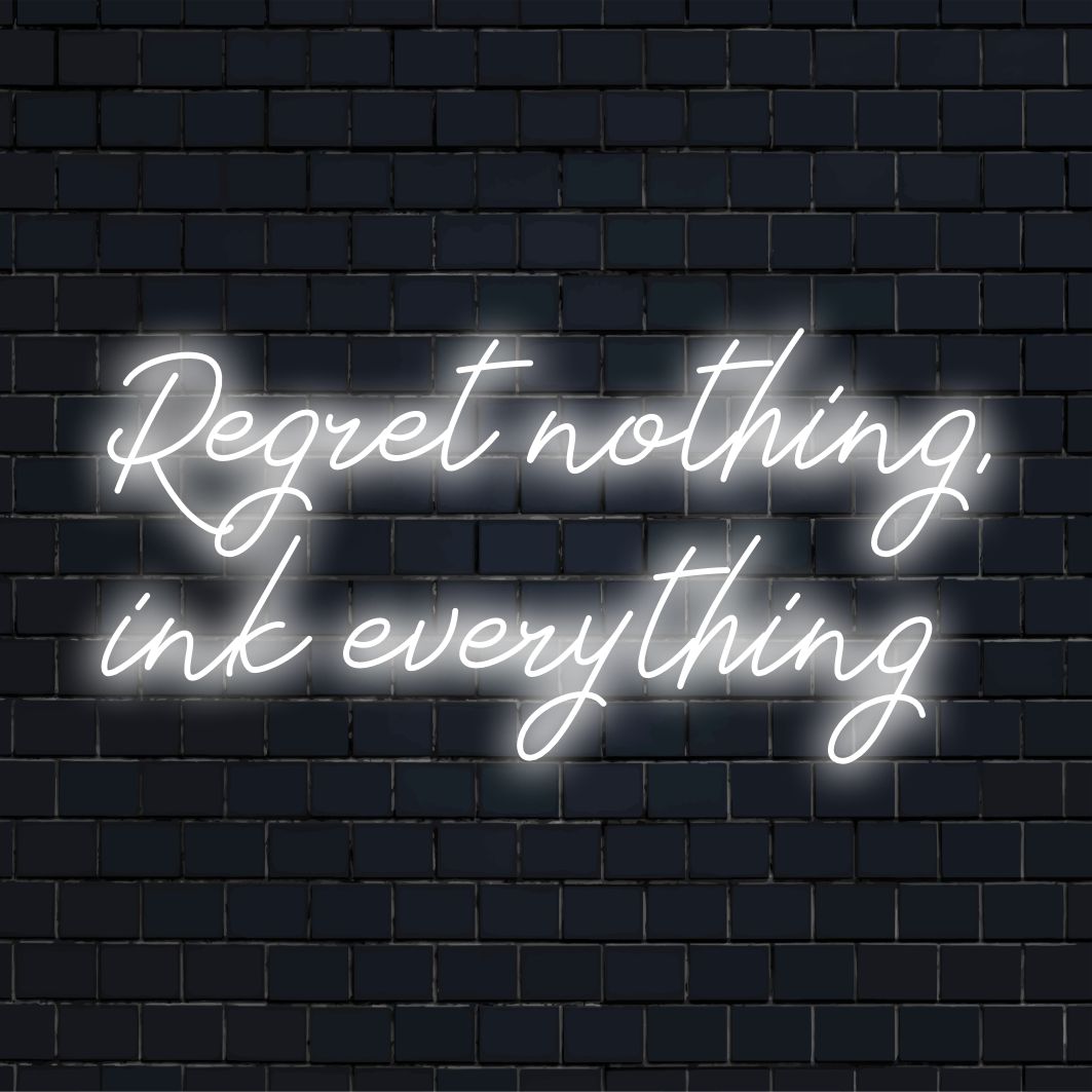 Op maat gemaakt LED-neonbord met de tekst Regret Nothing, Ink Everything, perfect voor het personaliseren van ruimtes met levendige energie.