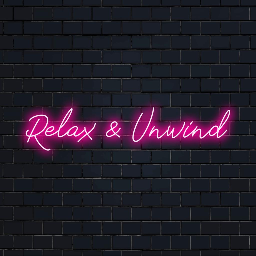 Aangepaste LED-neonreclame met de tekst 'Relax And Unwind'; perfect voor het creëren van een rustgevende sfeer. Neonaccentverlichting als decoratie.