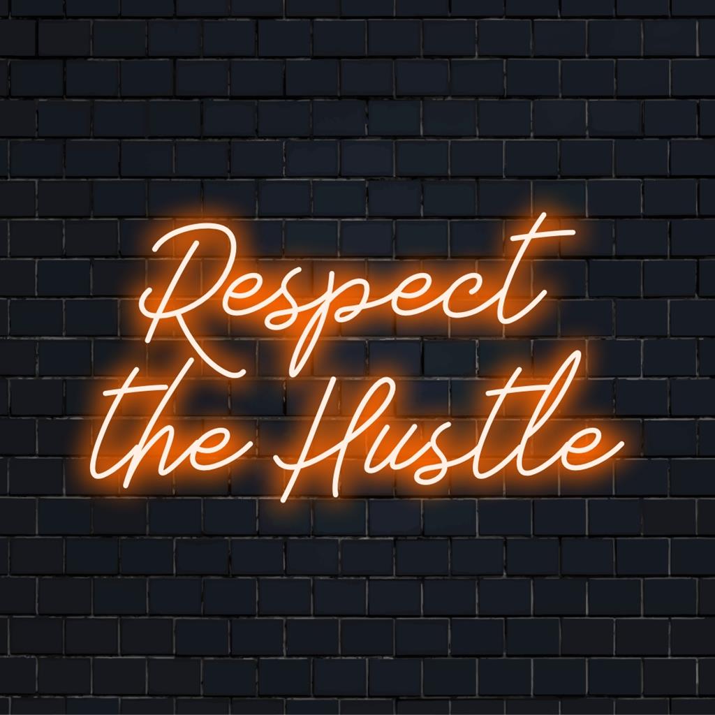 Aangepast LED-neonbord: Respect The Hustle in opvallende, levendige letters, perfect als motiverende wanddecoratie.