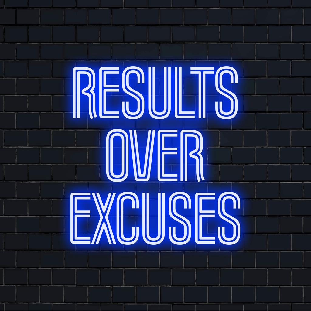 Op maat gemaakt LED-neonbord met de tekst 'Resultaten boven excuses', levendige neonmuurkunst als motiverende decoratie.