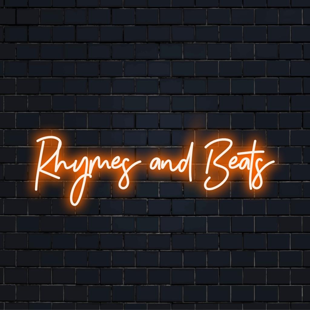 Levendig, op maat gemaakt LED-neonbord van Rhymer And Beats, perfect om elke ruimte een persoonlijke touch te geven.
