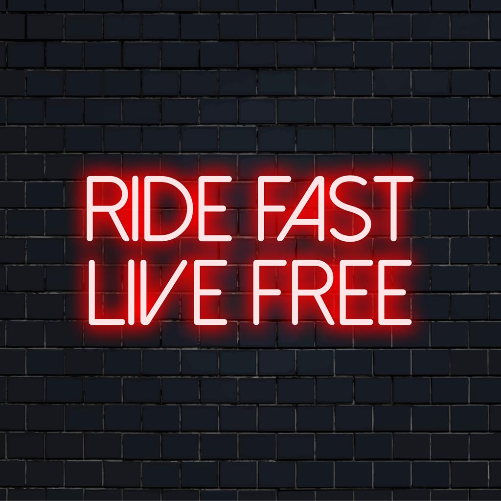 LED-neonbord met de tekst Ride Fast Live Free in opvallende neonletters; perfecte neonmuurkunst voor vrije geesten.