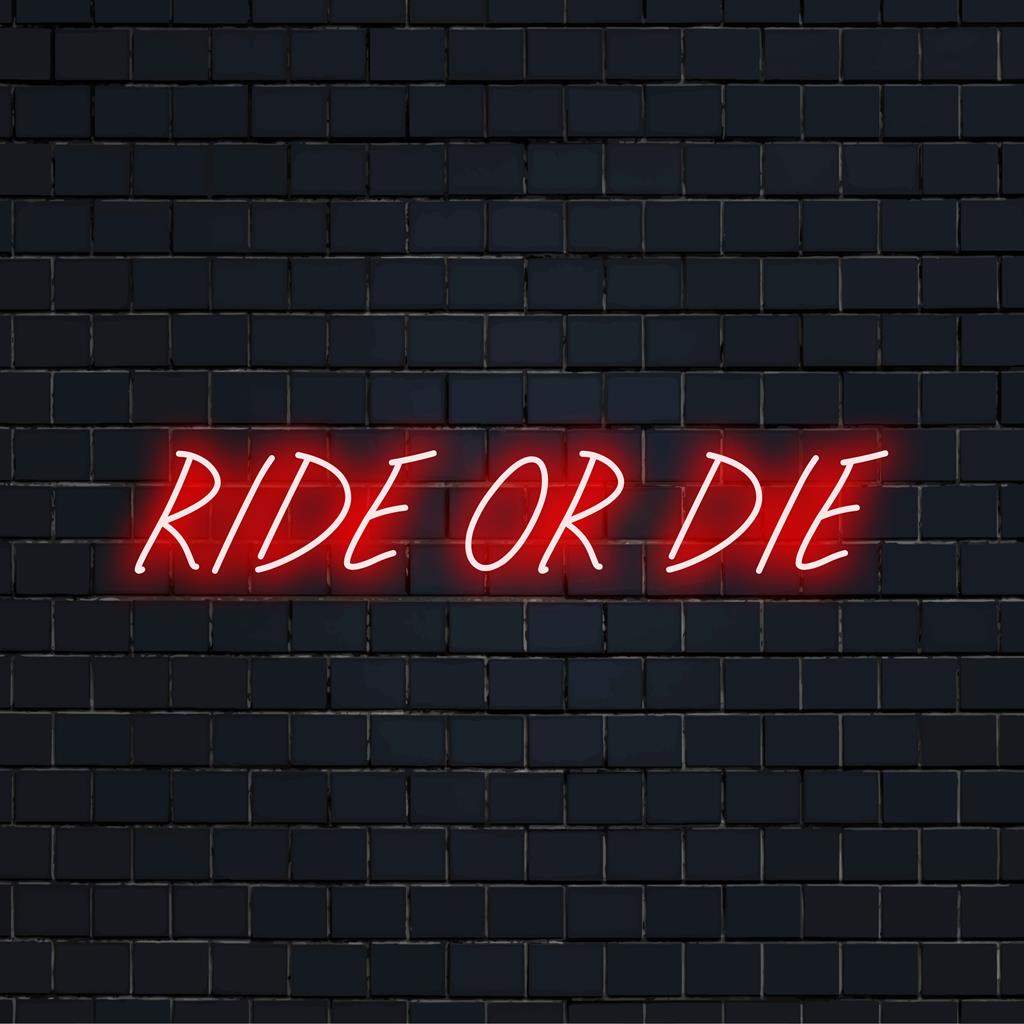 Verlicht 'Ride Or Die' LED-neonbord, perfect als levendige woondecoratie of unieke gepersonaliseerde wandkunst.