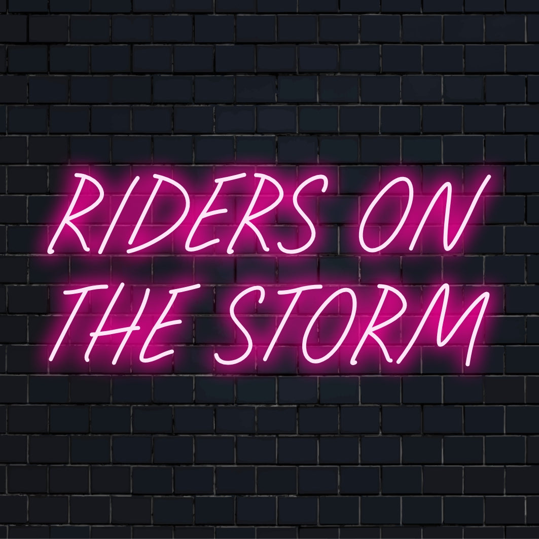 LED-neonreclame met de tekst Riders on the Storm, een combinatie van stijl en sfeer, ideaal als op maat gemaakte LED-wanddecoratie.