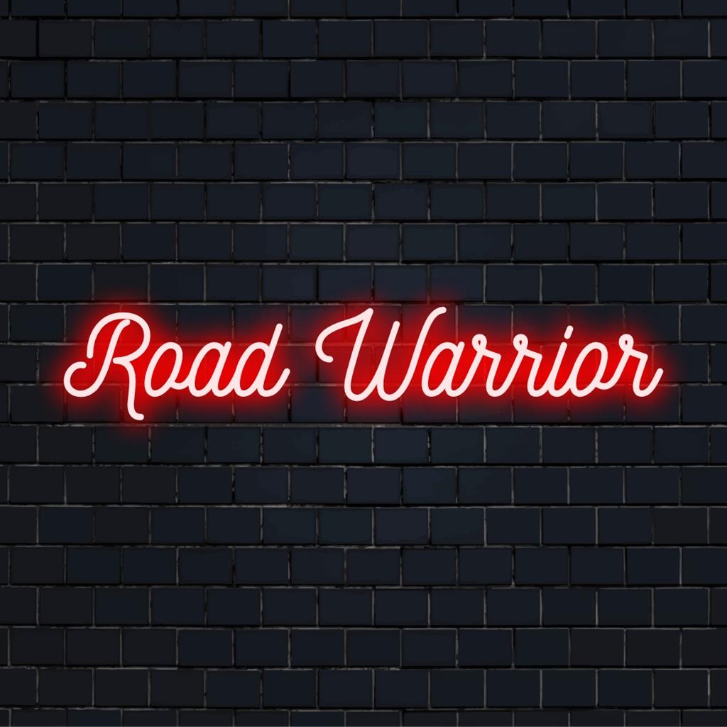 Speciaal LED-neonbord met de tekst Road Warrior in opvallende, strakke letters. Perfect voor een unieke neonwanddecoratie.
