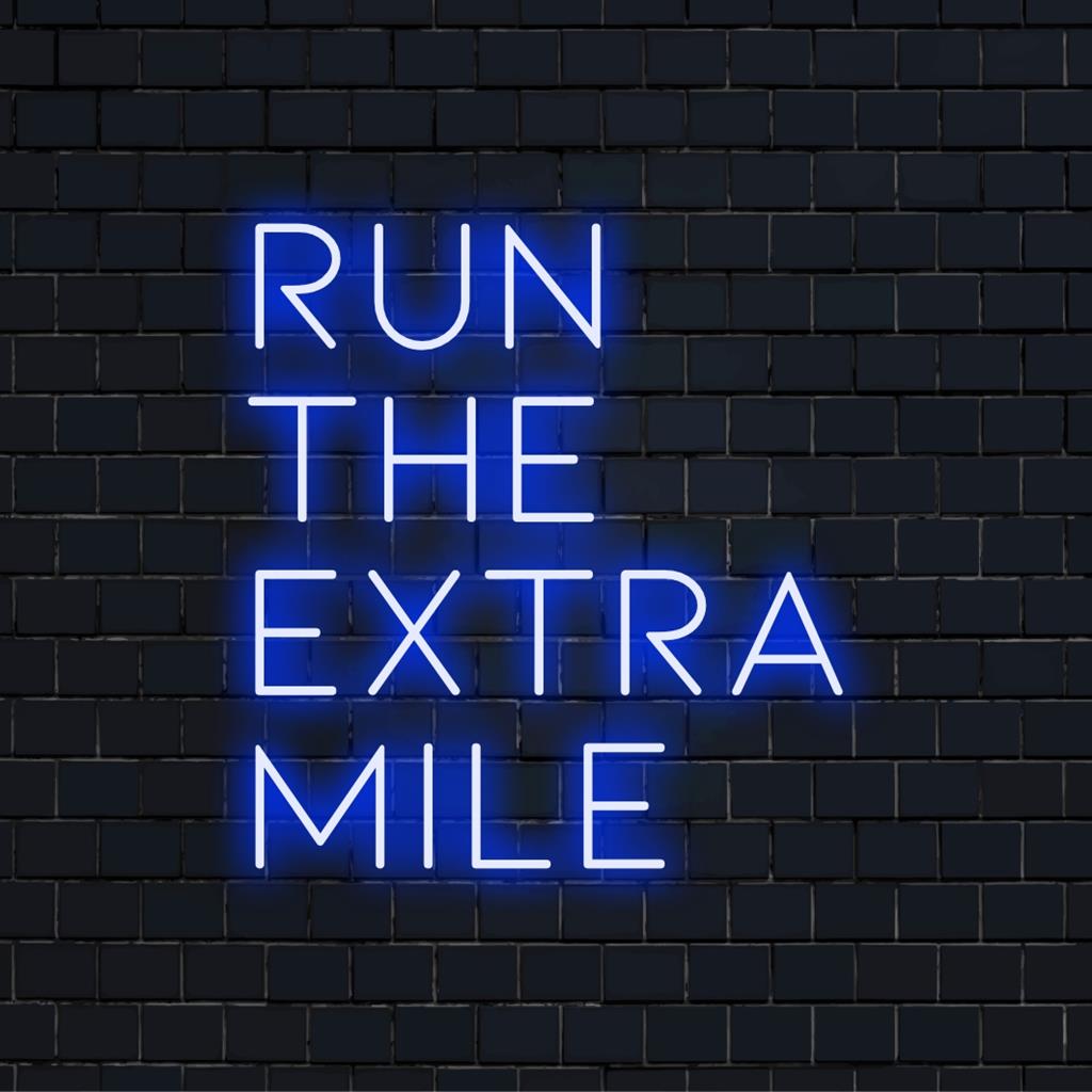 Levendig LED-neonbord met de tekst Run The Extra Mile, perfect als motiverende decoratie en gepersonaliseerde neonkunst.