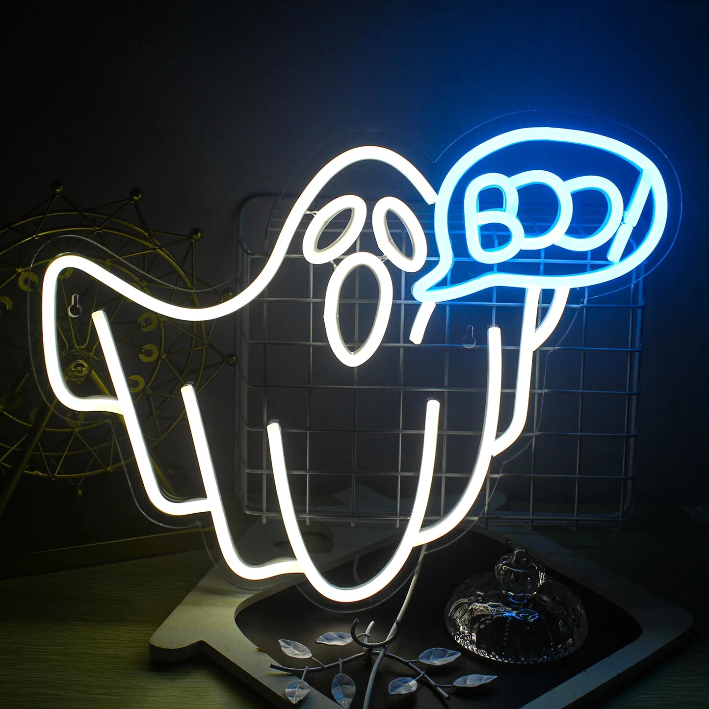 Een LED-neonbord met Halloween-thema, felle kleuren en een creatief ontwerp.