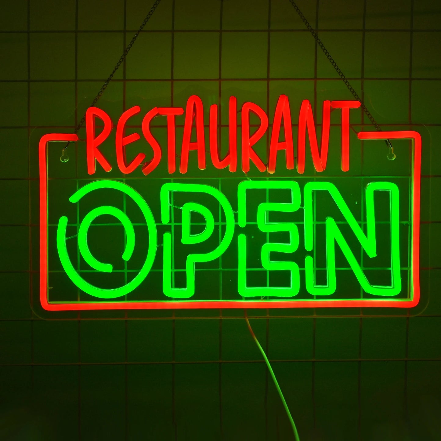 Op de afbeelding is een felgekleurd, verlicht LED-neonbord te zien met het woord "OPEN" in vette hoofdletters.