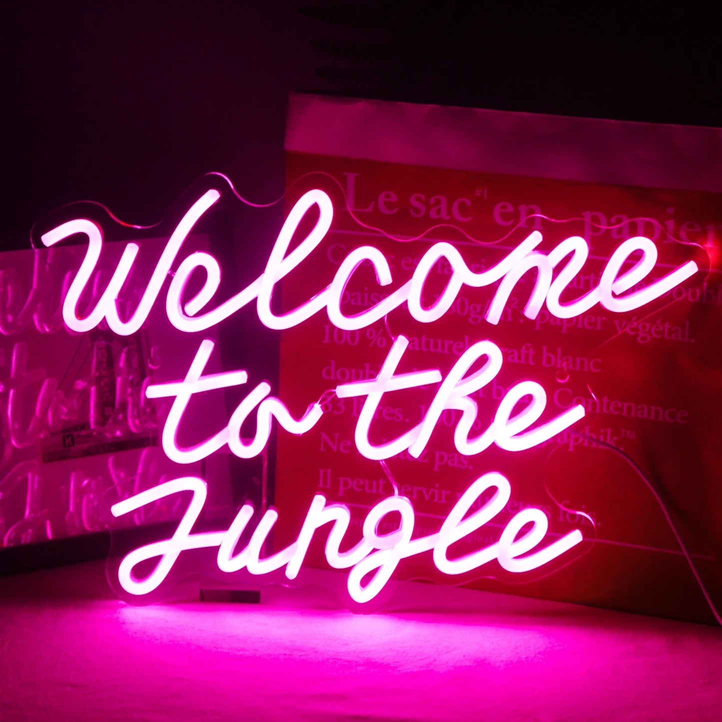 Een levendig LED-neonbord met de tekst "Welcome to the Jungle" in een opvallend, speels lettertype.