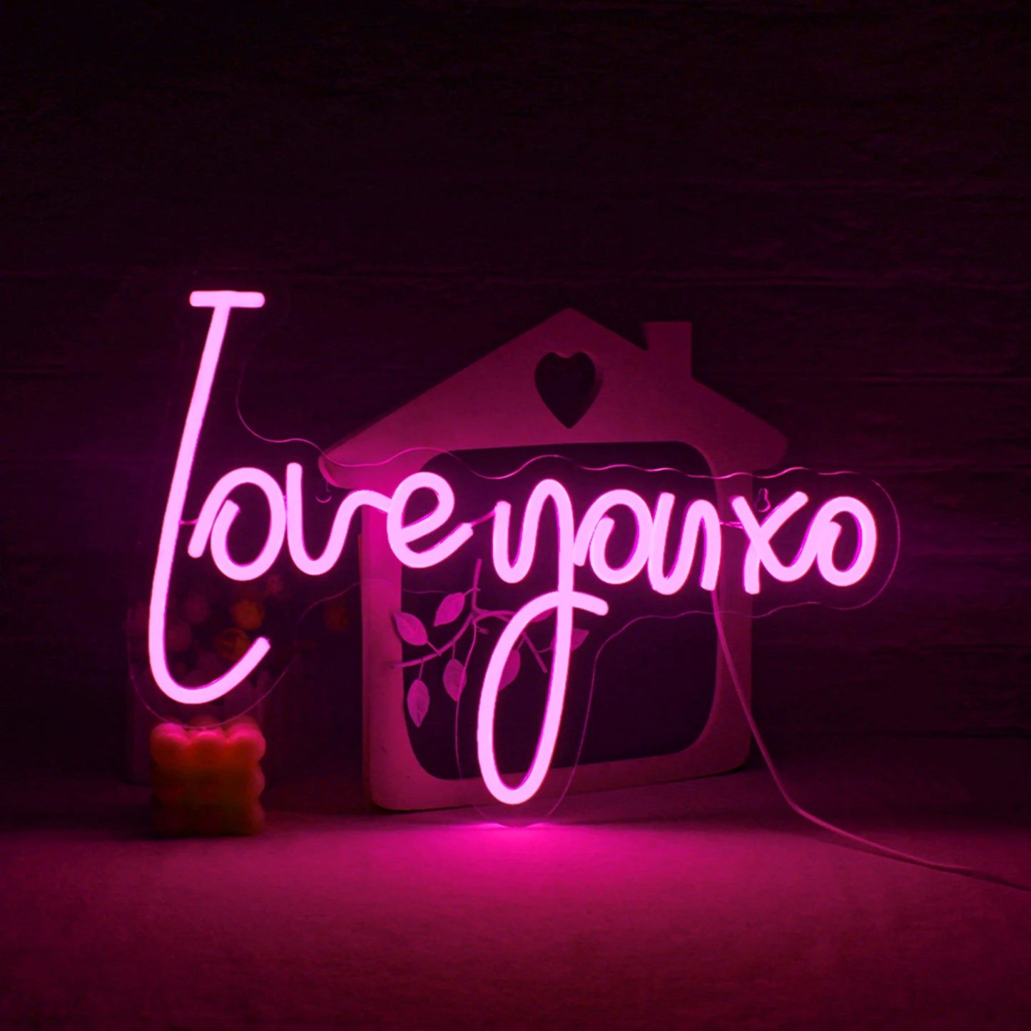 De afbeelding toont een levendig en opvallend handgemaakt LED-neonbord met de tekst "Love You XO".