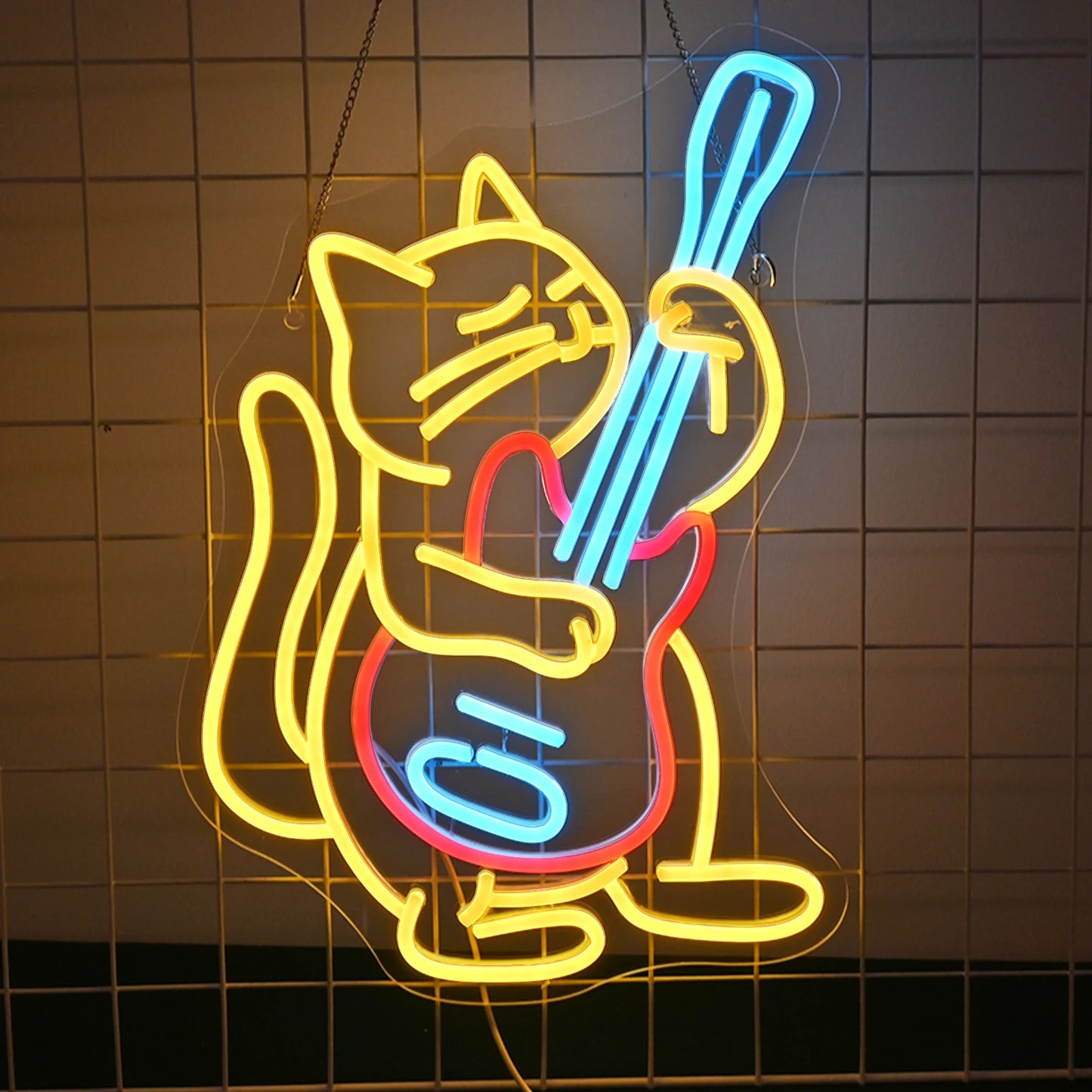 Op een LED-neonbord staat een cartoonkat afgebeeld die energiek een elektrische gitaar bespeelt.