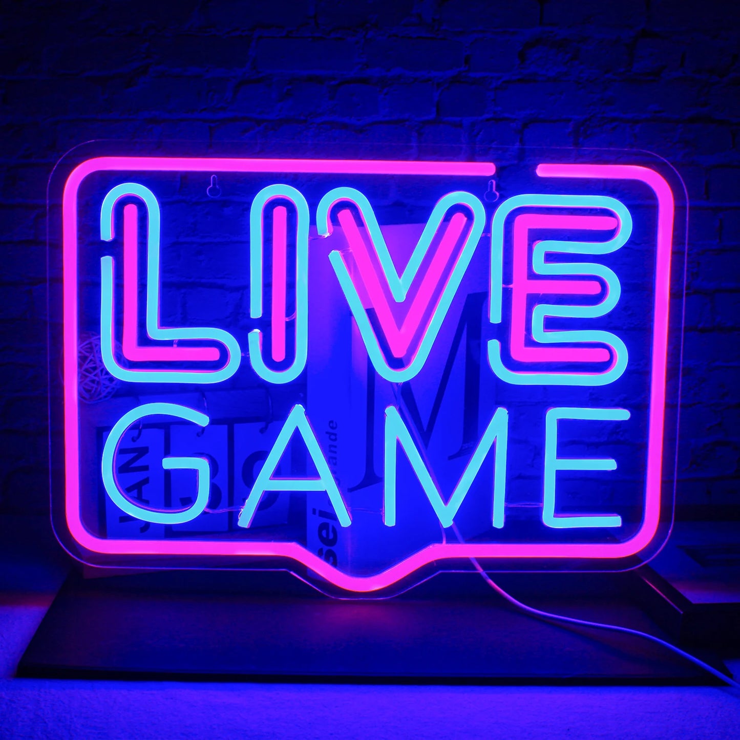 De afbeelding toont een levendig en kleurrijk "Live Game" LED-neonbord, met precisie vervaardigd om de handgemaakte kwaliteit te benadrukken.