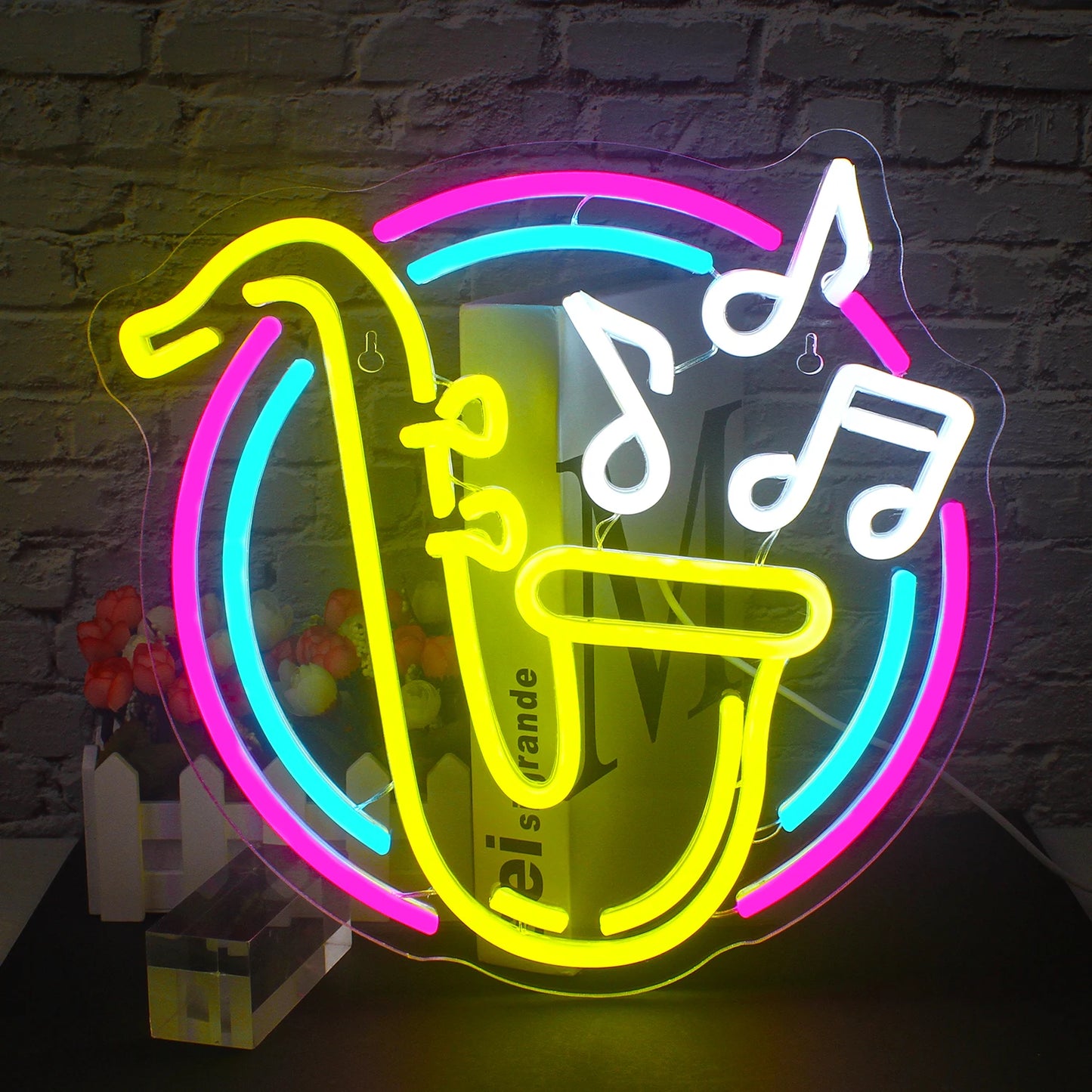Een opvallend LED-neonbord in de vorm van een saxofoon staat prominent afgebeeld tegen een donkere achtergrond.