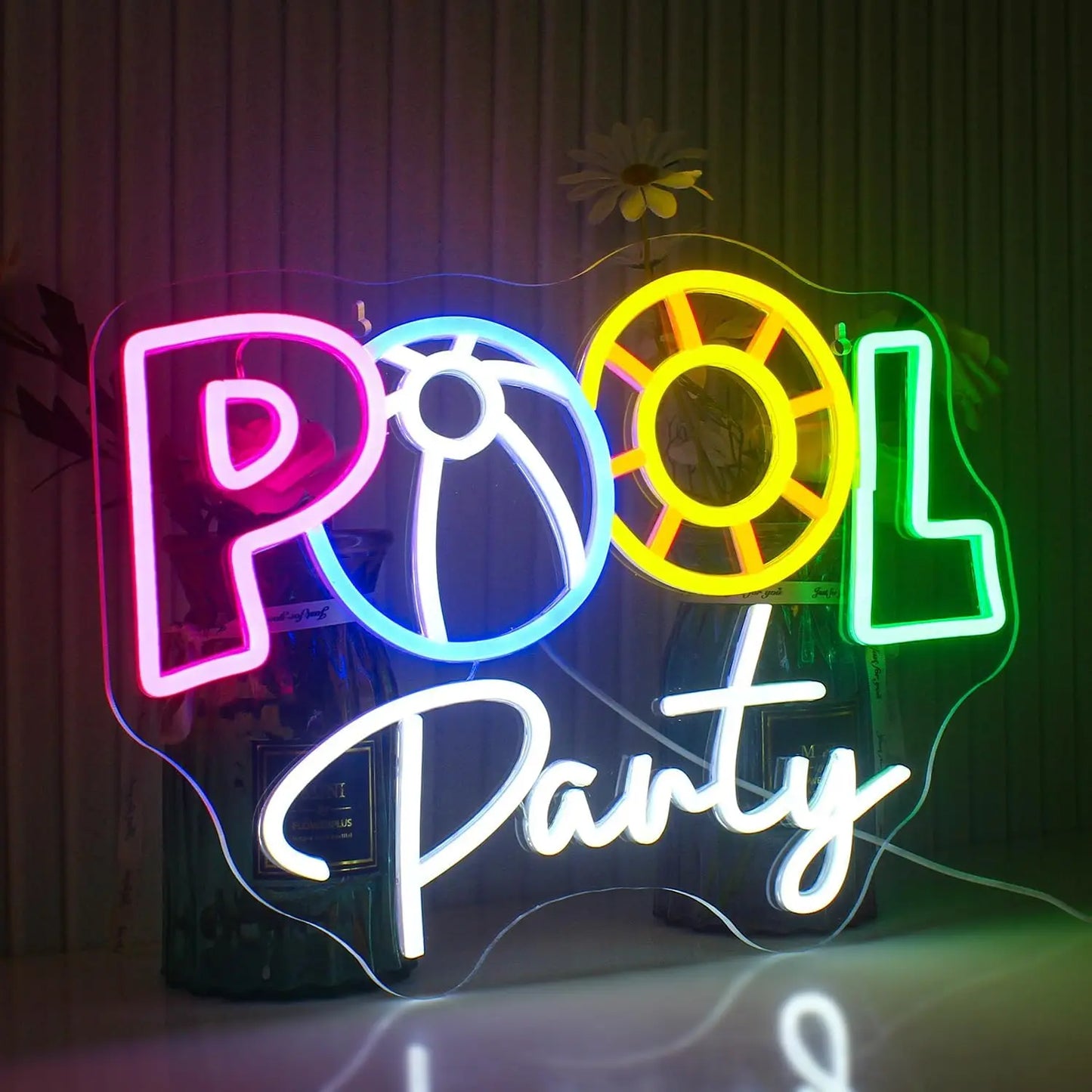 Er staat een opvallend LED-neonbord met poolparty-thema, waarop in opvallende, speelse letters de tekst "Pool Party" staat.