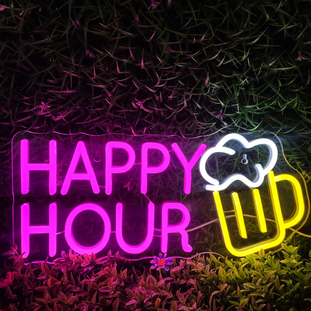 Op de afbeelding staat een opvallend LED-neonbord met de tekst "Happy Hour" in een speels en uitnodigend lettertype.