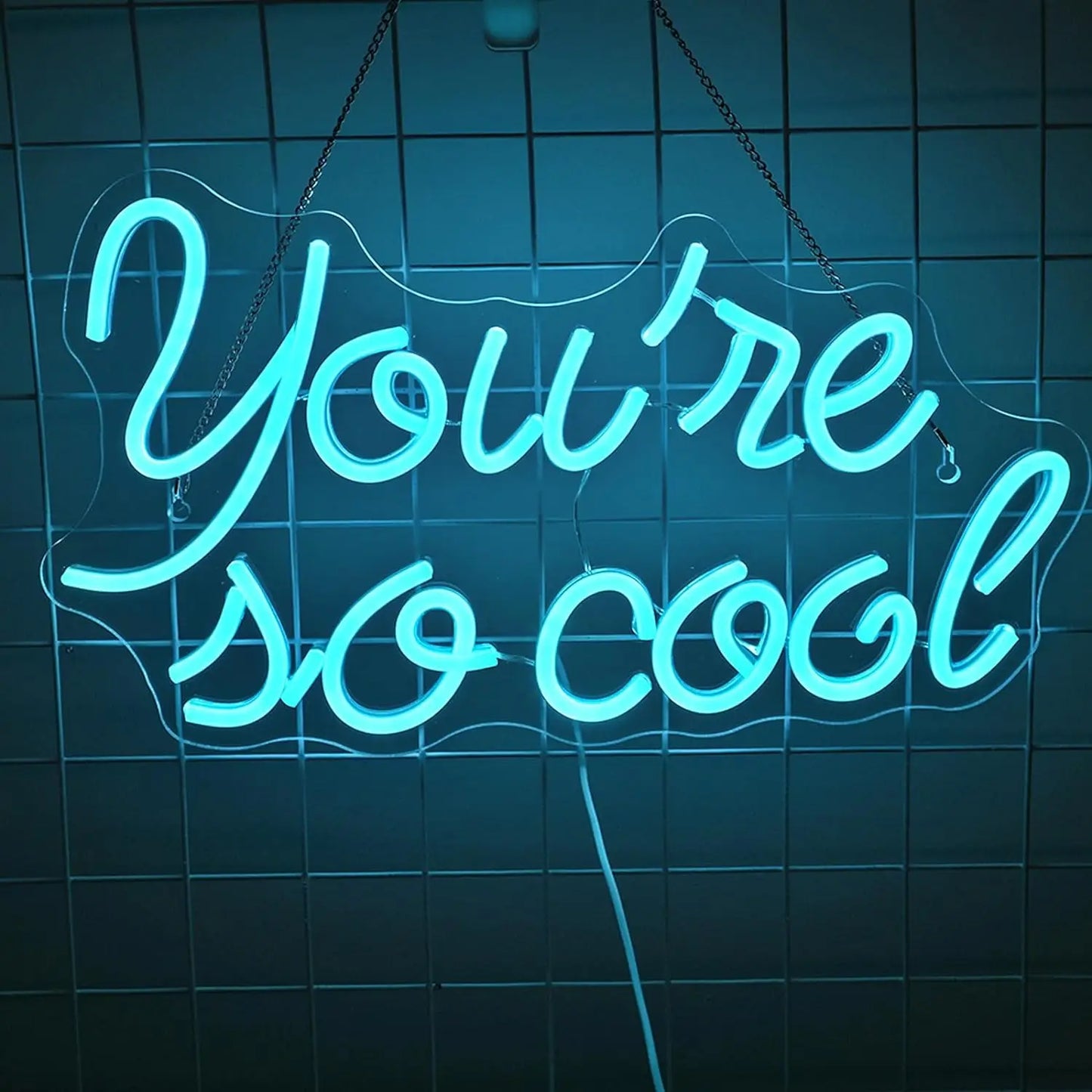Op de afbeelding staat een stijlvol, handgemaakt LED-neonbord met de tekst "You Are So Cool" in een levendige ijsblauwe kleur.