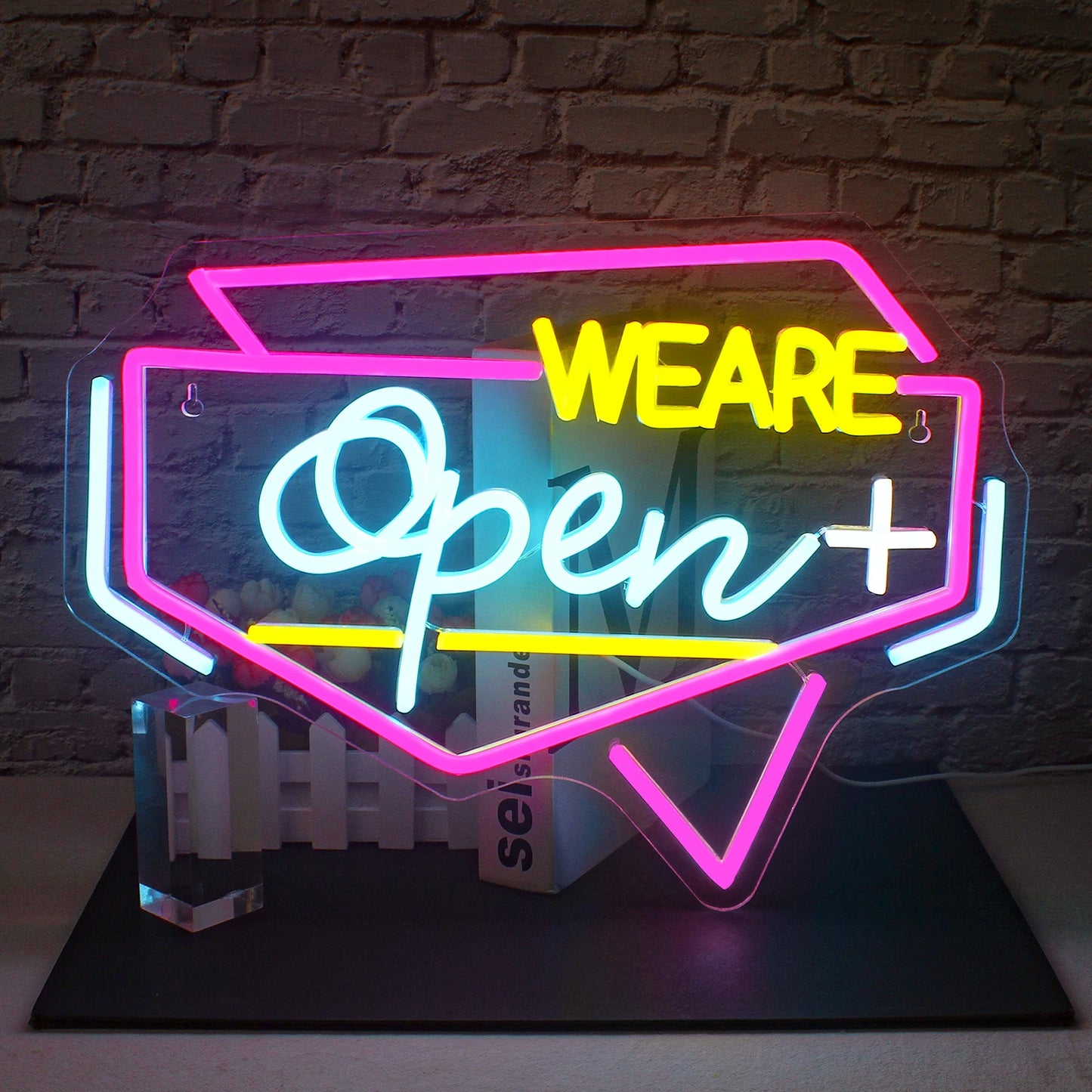 Een afbeelding van een LED-neonbord met het woord "Open" in levendige, gloeiende kleuren.