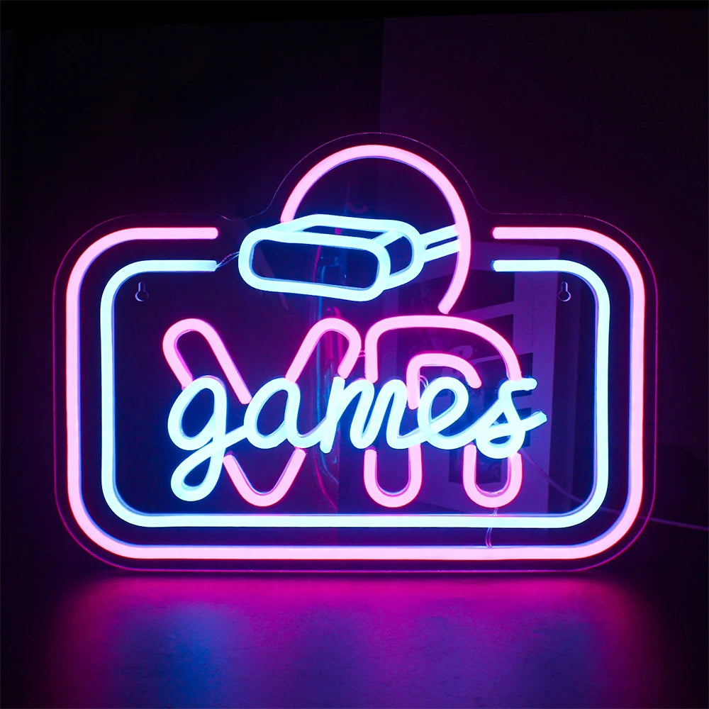 Op de afbeelding staat een levendig LED-neonbord met de tekst "VR Game" in opvallende, moderne letters.
