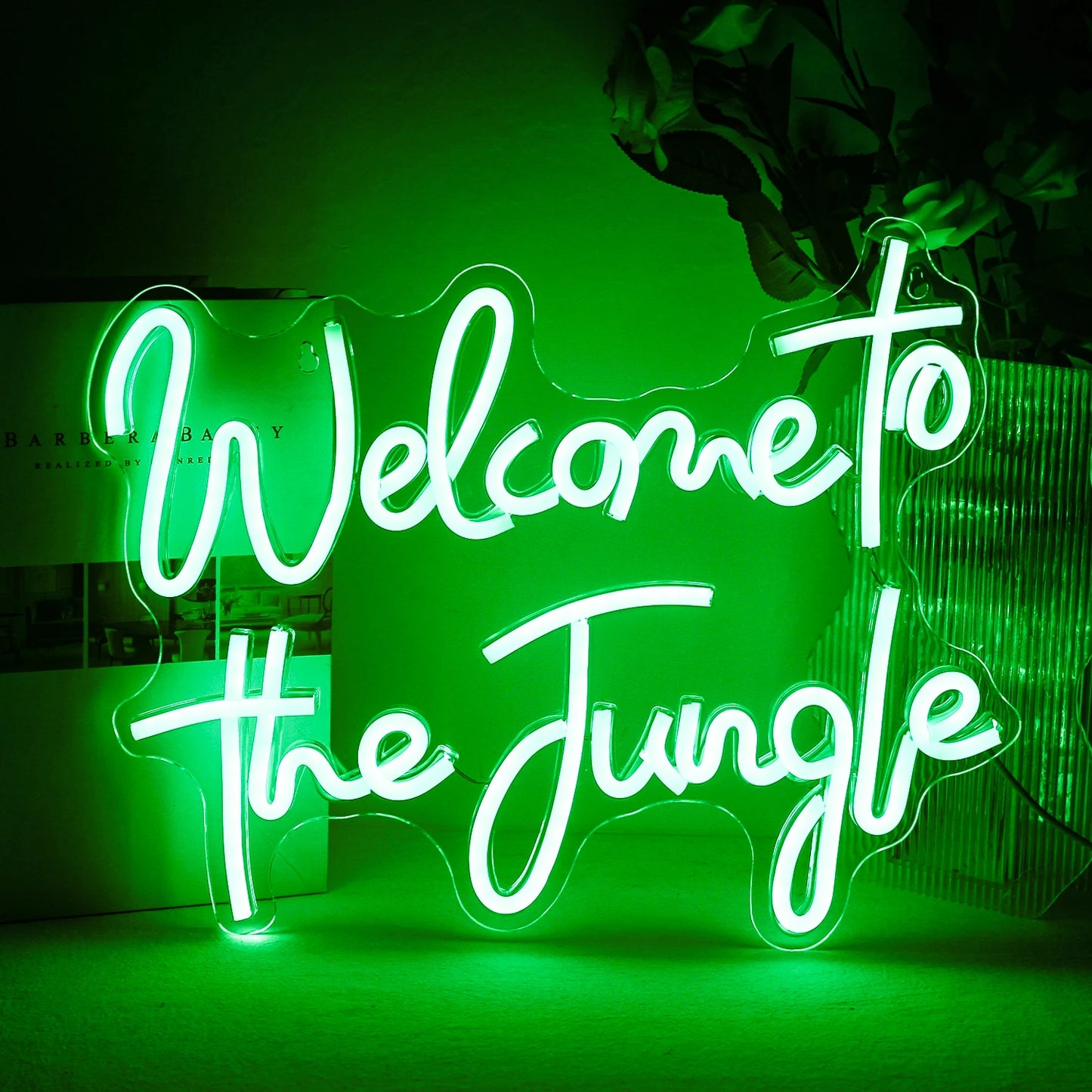 Op de afbeelding staat een opvallend led-neonbord met de tekst "Welcome to the Jungle" in opvallende, cursieve letters.