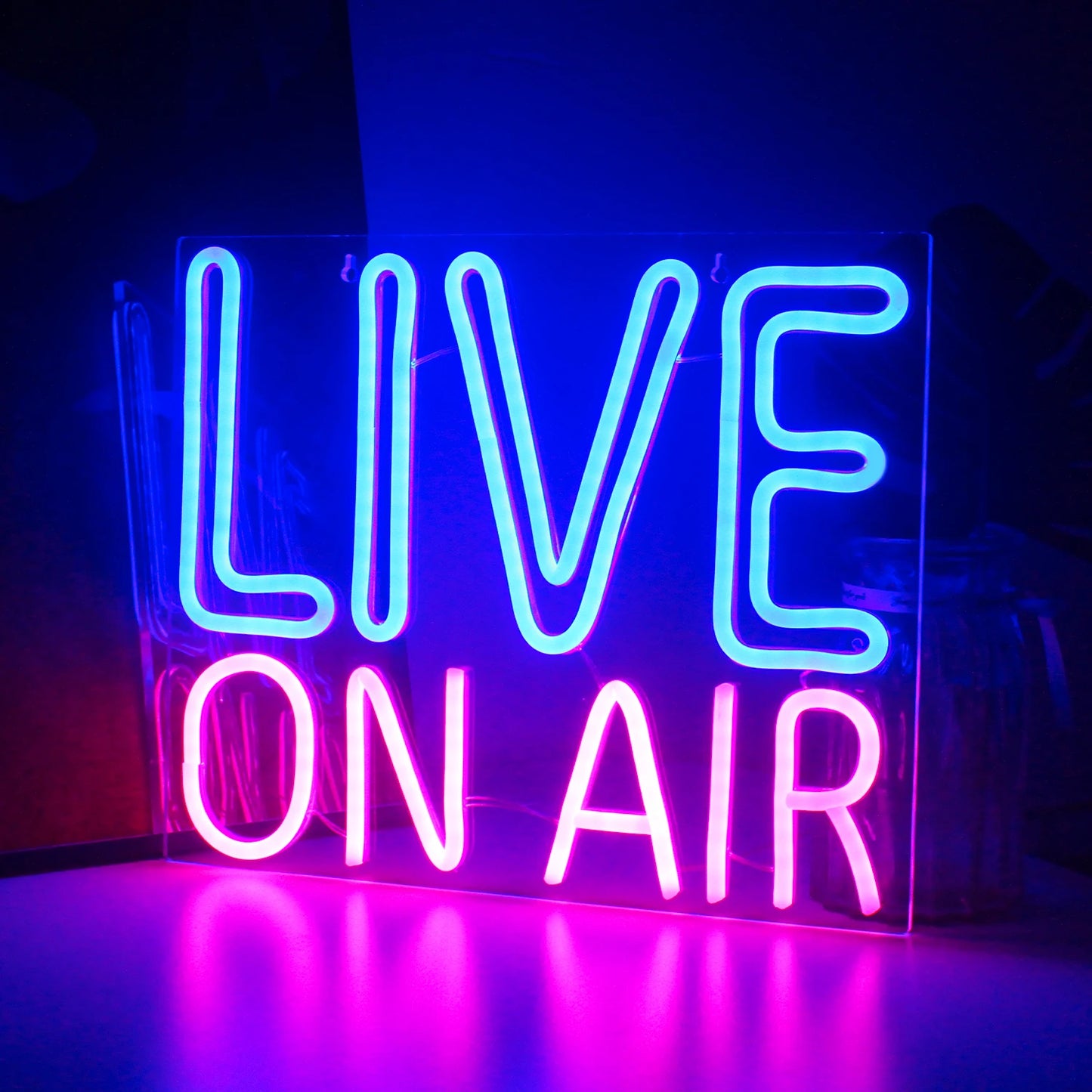 Op de afbeelding is een opvallend LED-neonbord te zien met de tekst "Live On Air" in opvallende, opvallende letters.