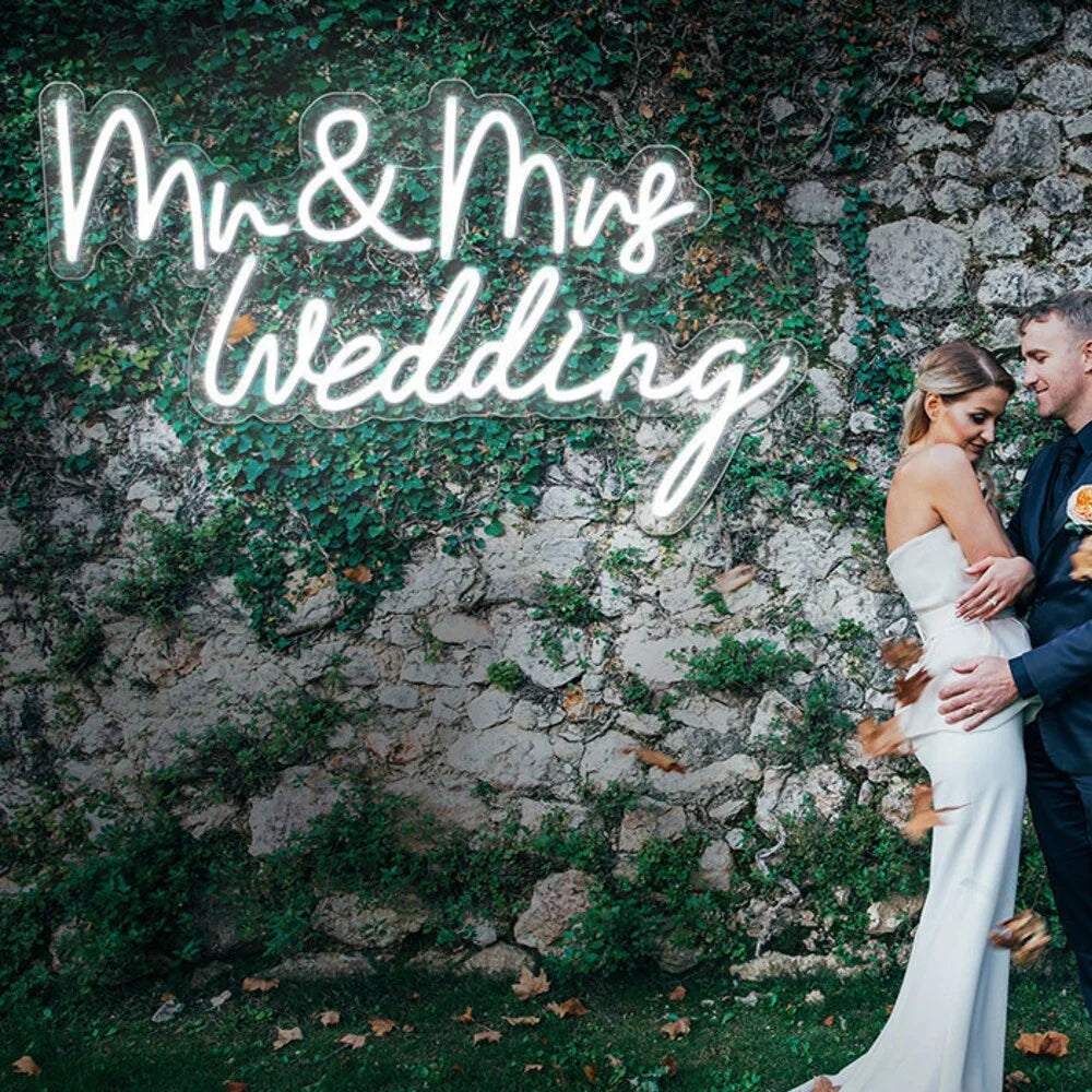Op de afbeelding is een stijlvol LED-neonbord te zien met de woorden "Mr & Mrs" in een elegant, cursief lettertype.