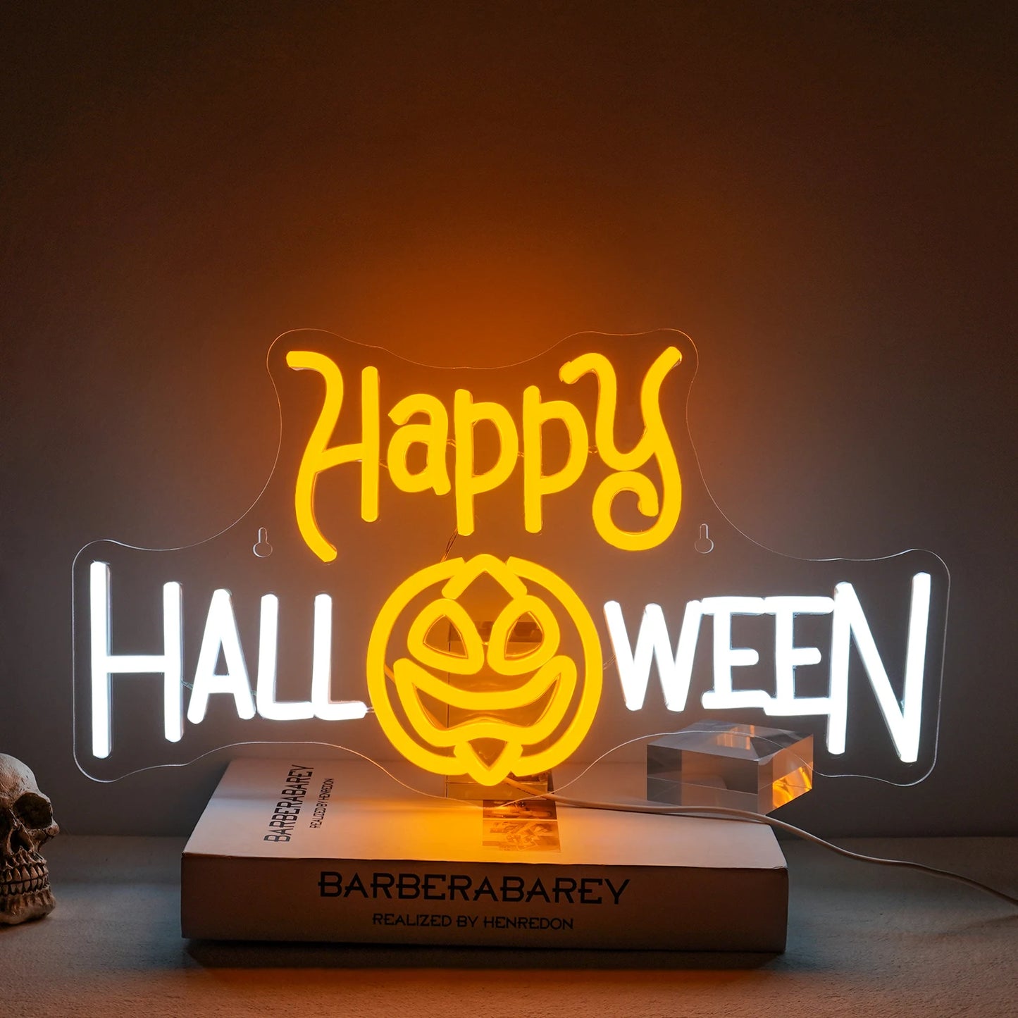 Een levendig LED-neonbord met de tekst "Happy Halloween" in een feestelijk lettertype.