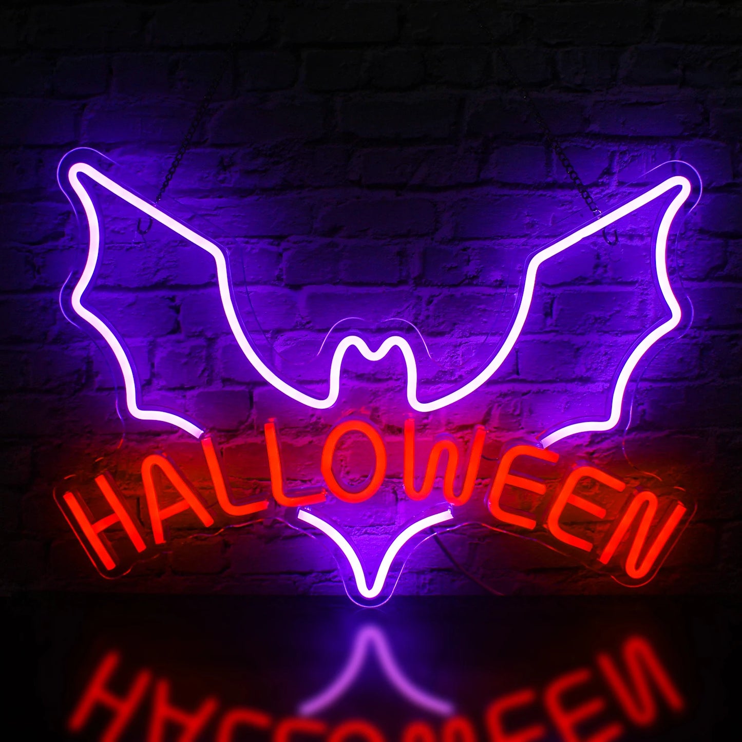 Een handgemaakt, gloeiend LED-neonbord toont het woord "Halloween" in levendige oranje en paarse kleuren.