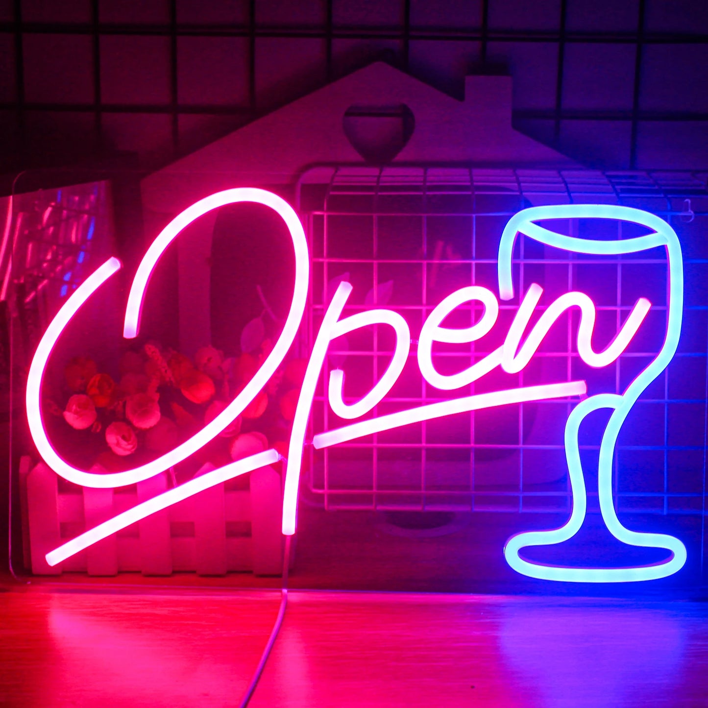 Op de afbeelding is een LED-neonreclame te zien in de vorm van een open wijnglas.
