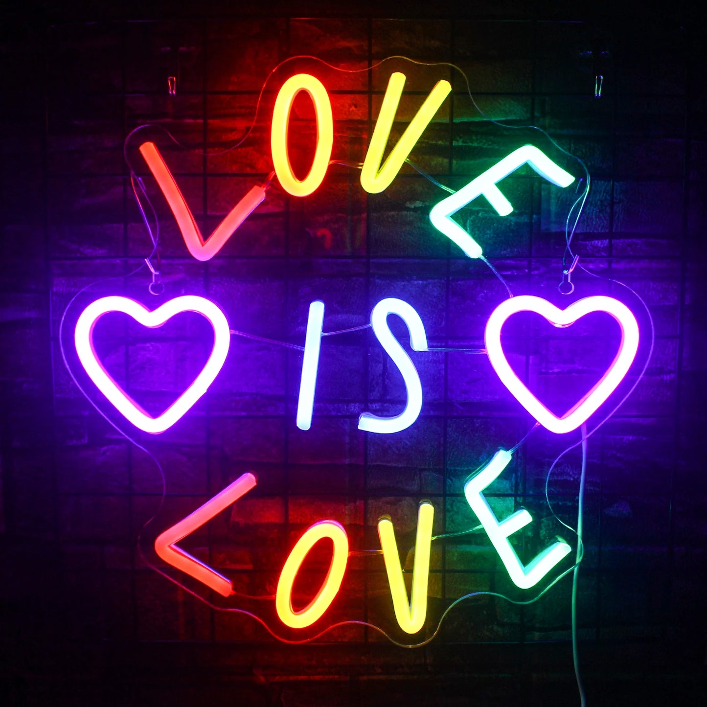 Op de afbeelding is een "Love" LED-neonbord te zien, prachtig verlicht in een levendige roze tint.
