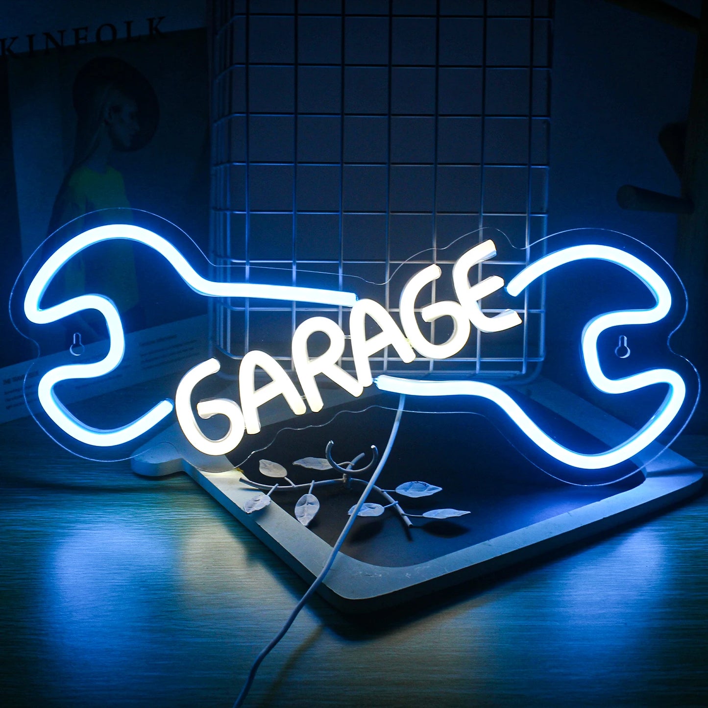 Op de afbeelding staat een opvallend led-neonbord waarop in vette, buisvormige letters de tekst 'Garage' staat.