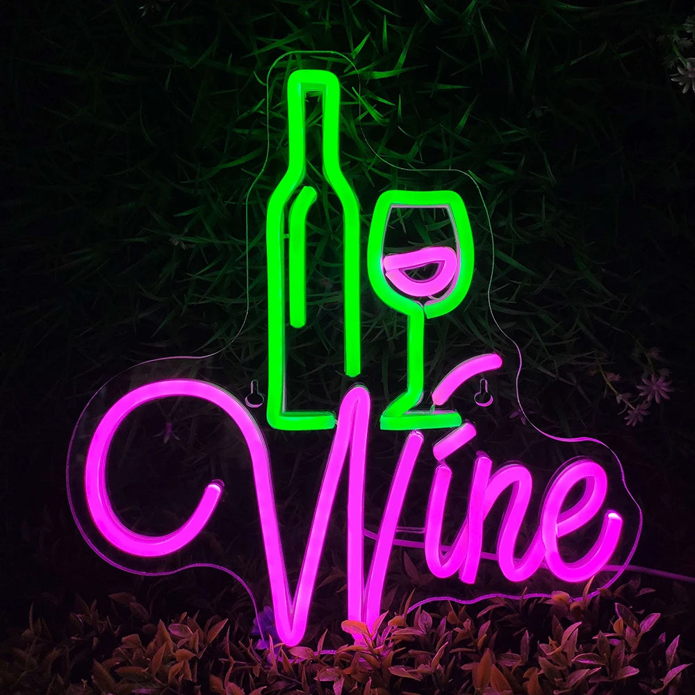 De afbeelding toont een opvallend rood neonbord in de vorm van een wijnglas.