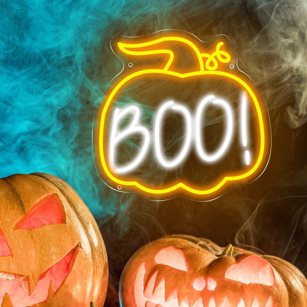 De afbeelding toont een levendig LED-neonbord met Halloween-thema dat oplicht tegen een donkere achtergrond.