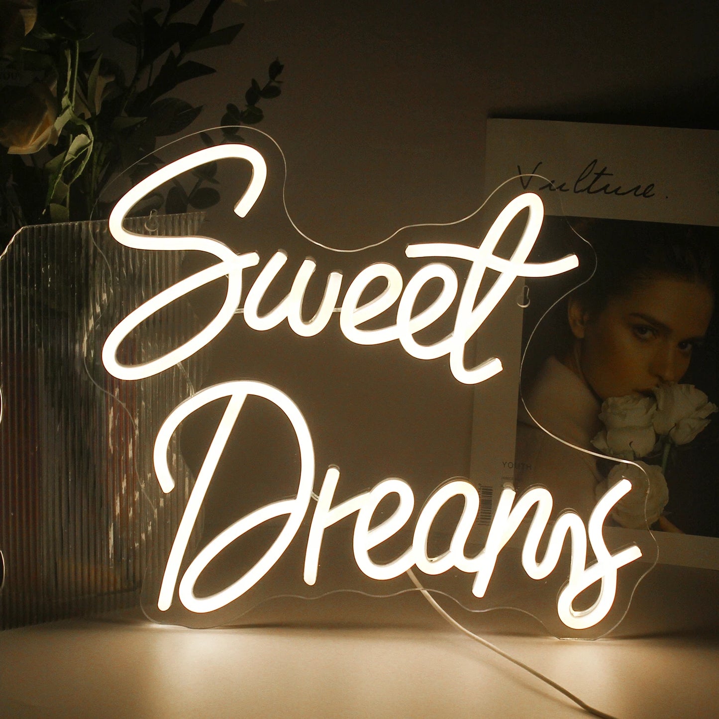 De afbeelding toont een stijlvol en levendig LED-neonbord met de tekst "Sweet Dreams" in een vloeiend, cursief lettertype.