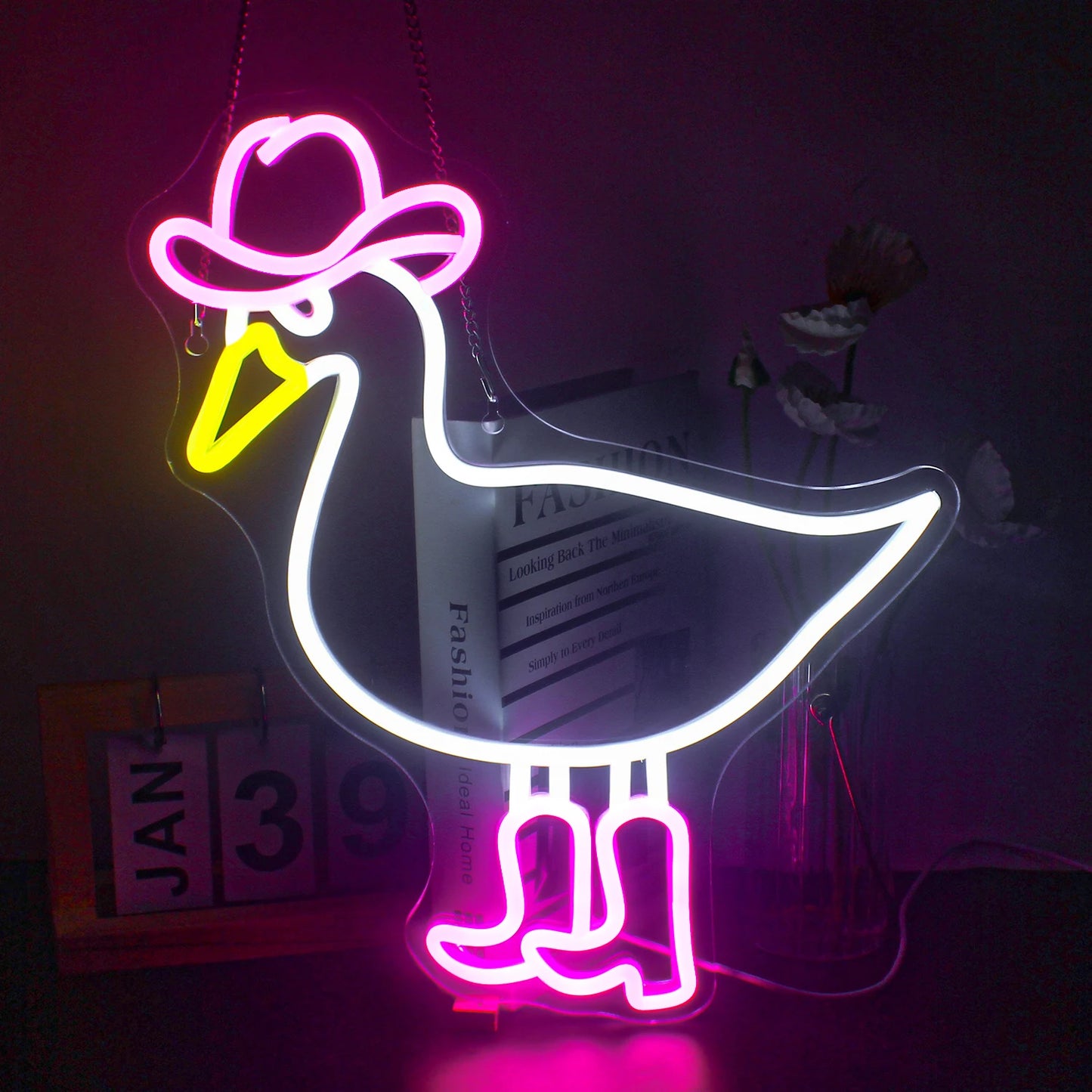 Op de afbeelding is een opvallend LED-neonreclamebord te zien in de vorm van een cowboy-eend.