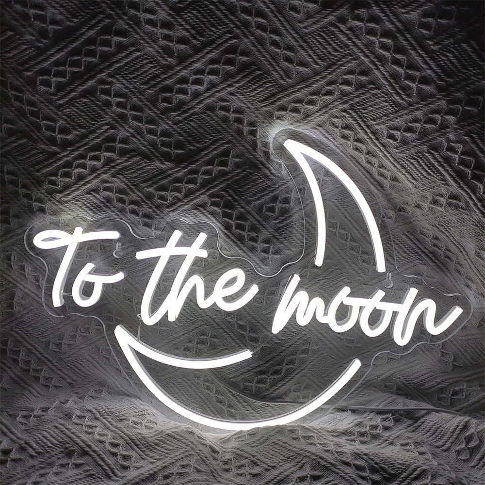 Een levendig LED-neonbord met de tekst "To The Moon" in een strak, modern lettertype.