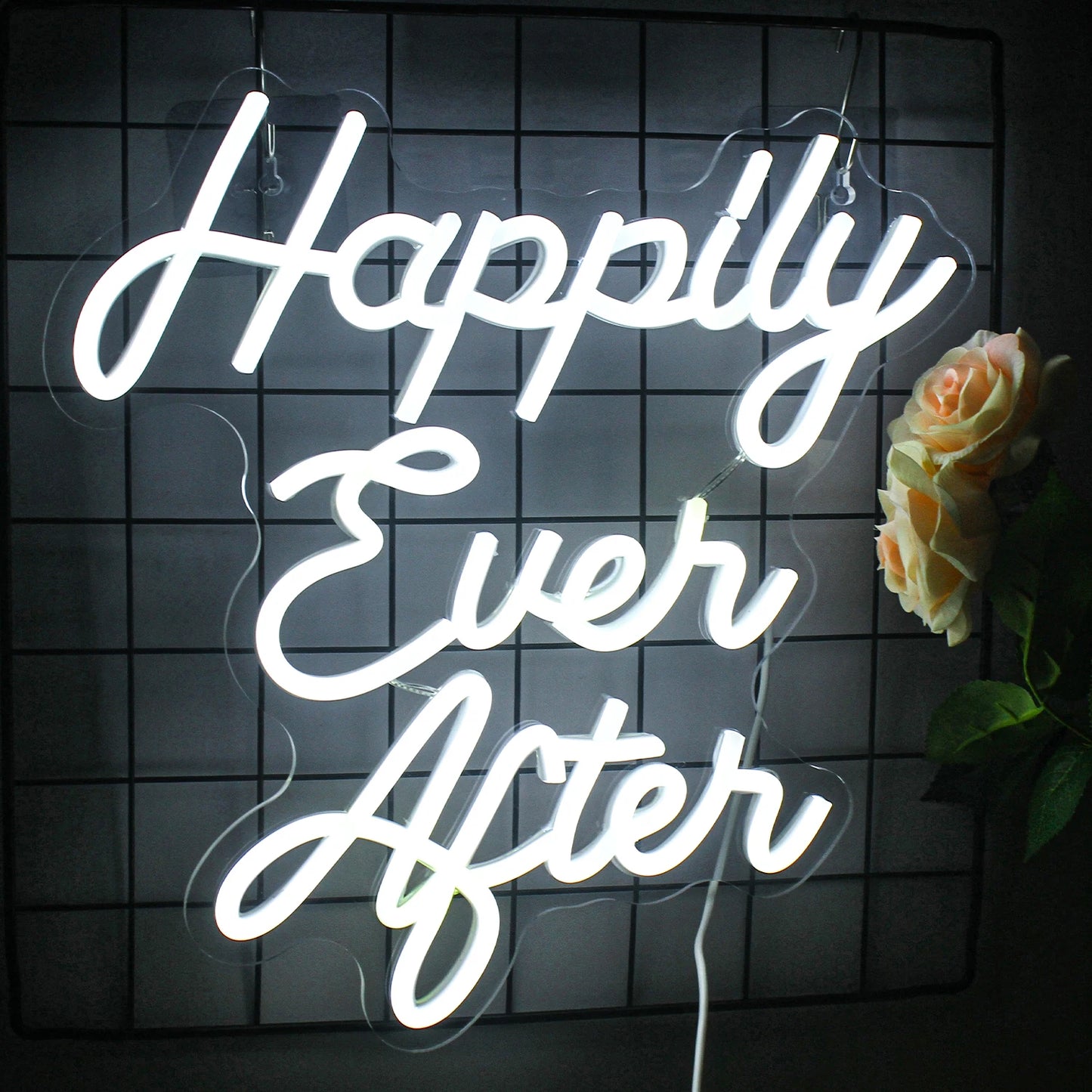 Op de afbeelding is een oplichtend LED-neonbord te zien, waarop in sierlijk, cursief handschrift de tekst "Happily Ever After" staat.