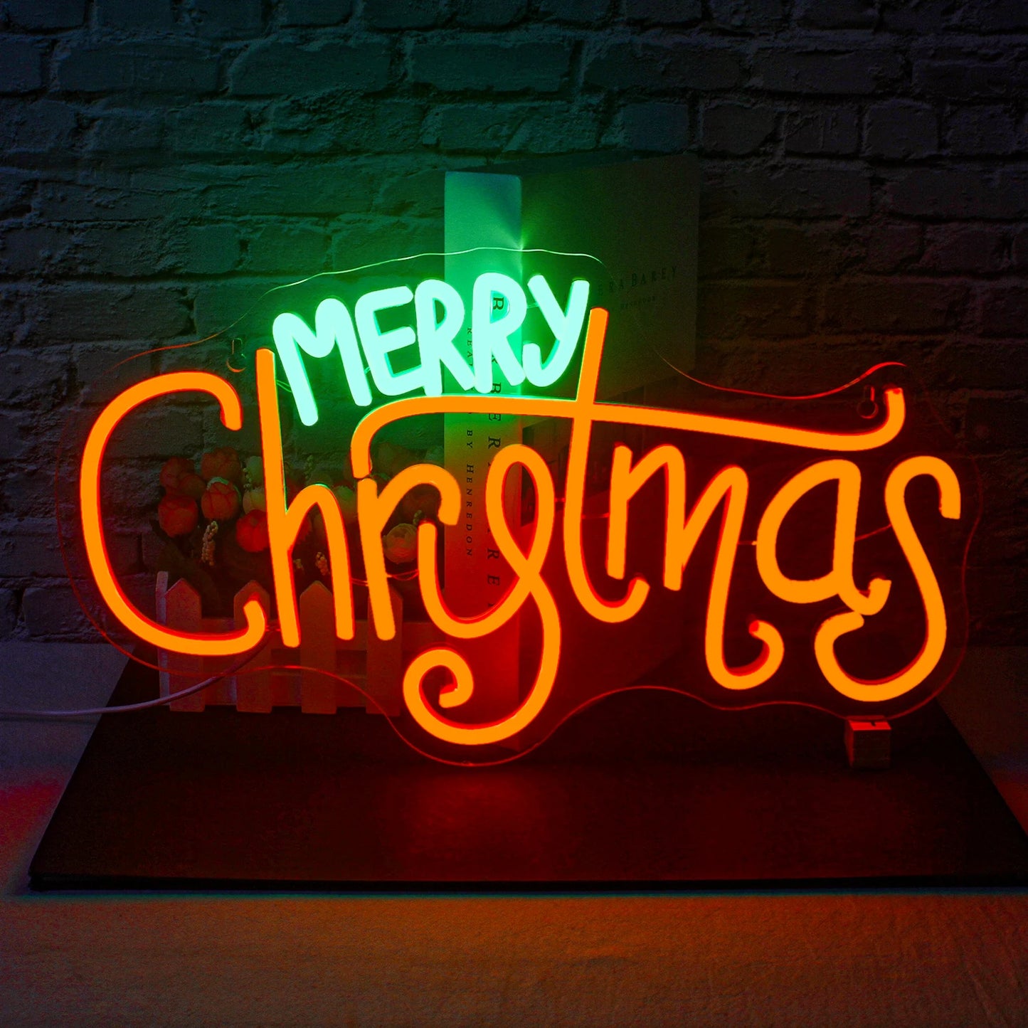 Een gloeiend LED-neonbord met de tekst "Merry Christmas" en opvallende, schuine letters in felrode kleur.