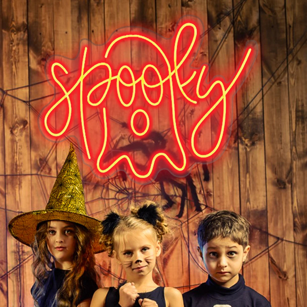Afbeelding van een griezelig LED-neonbord met het woord 'Spooky' in feloranje letters.