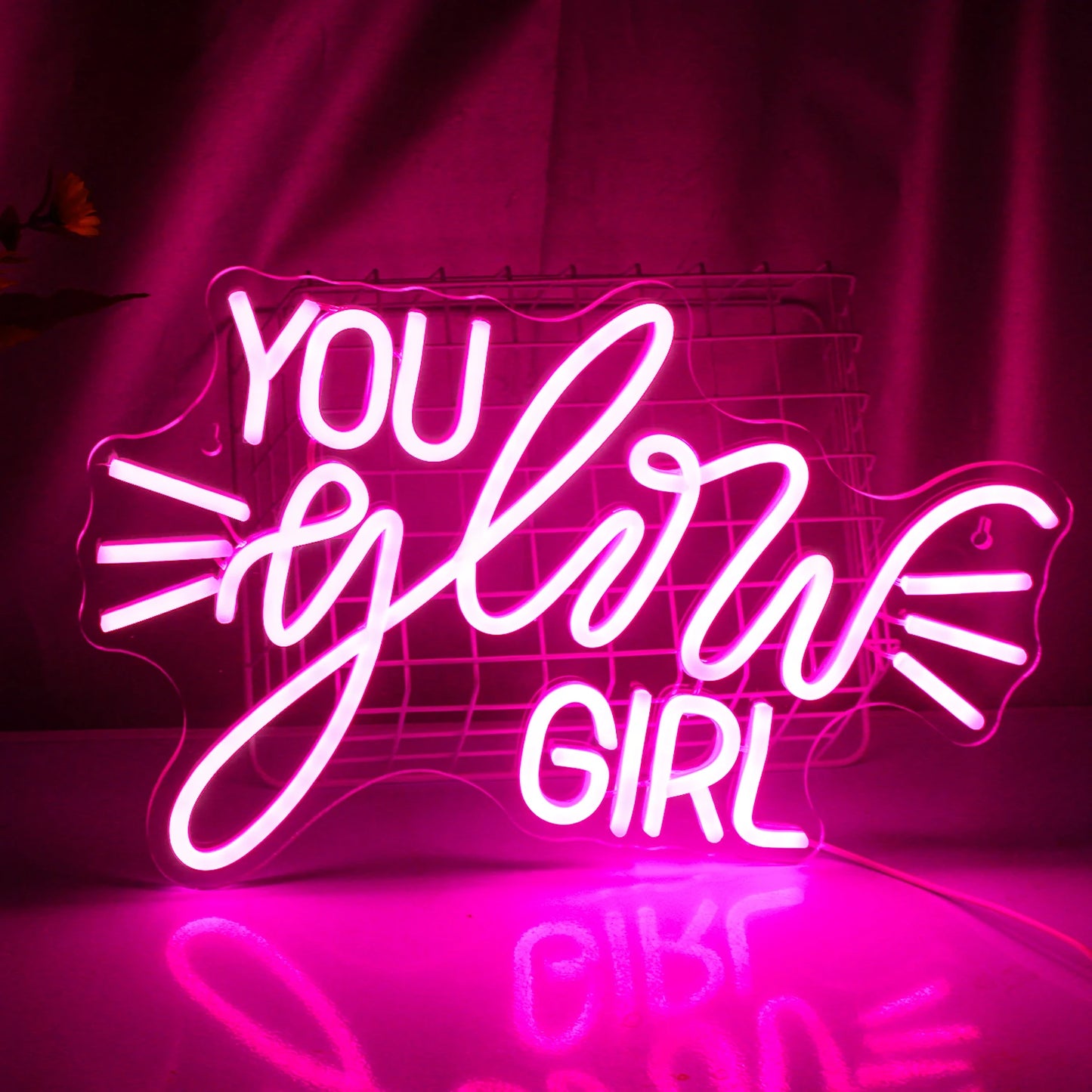 De afbeelding toont een levendig LED-neonbord met de tekst "You Glow Girl" in een stijlvol, cursief lettertype.